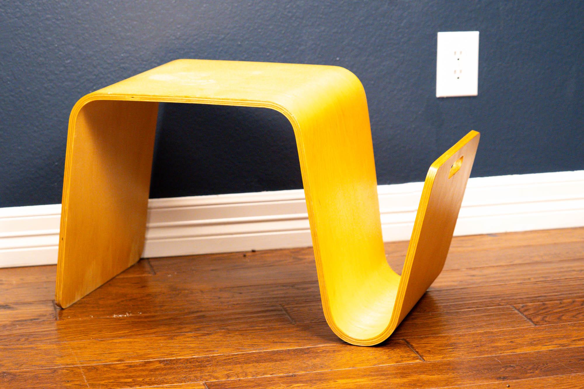 Moulé Paire de tables d'appoint danoises en bois cintré de style Alvar Aalto avec porte-revues en vente