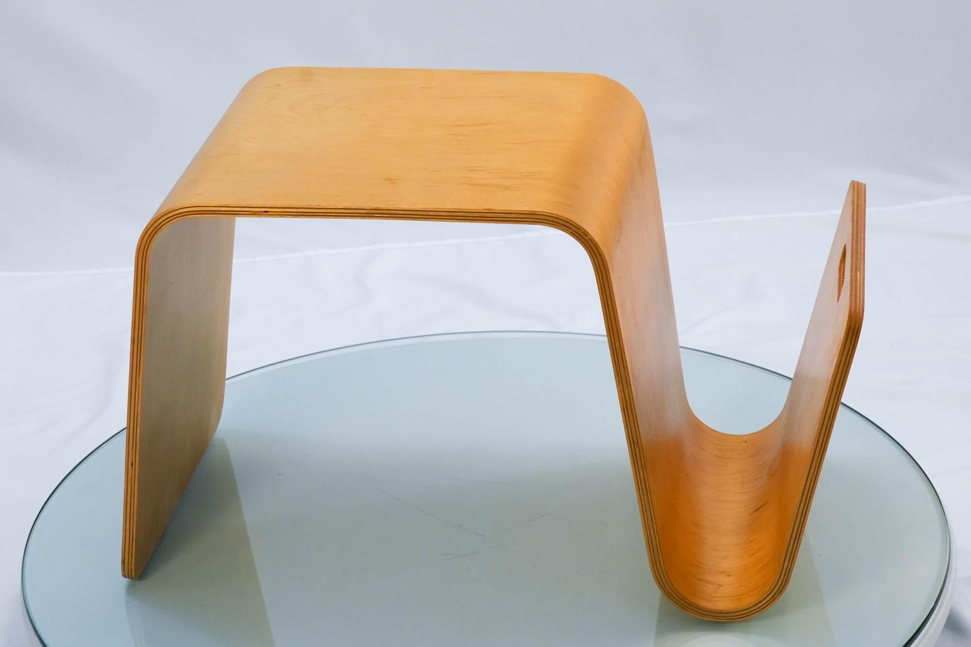 Paire de tables d'appoint danoises en bois cintré de style Alvar Aalto avec porte-revues Bon état - En vente à Waxahachie, TX