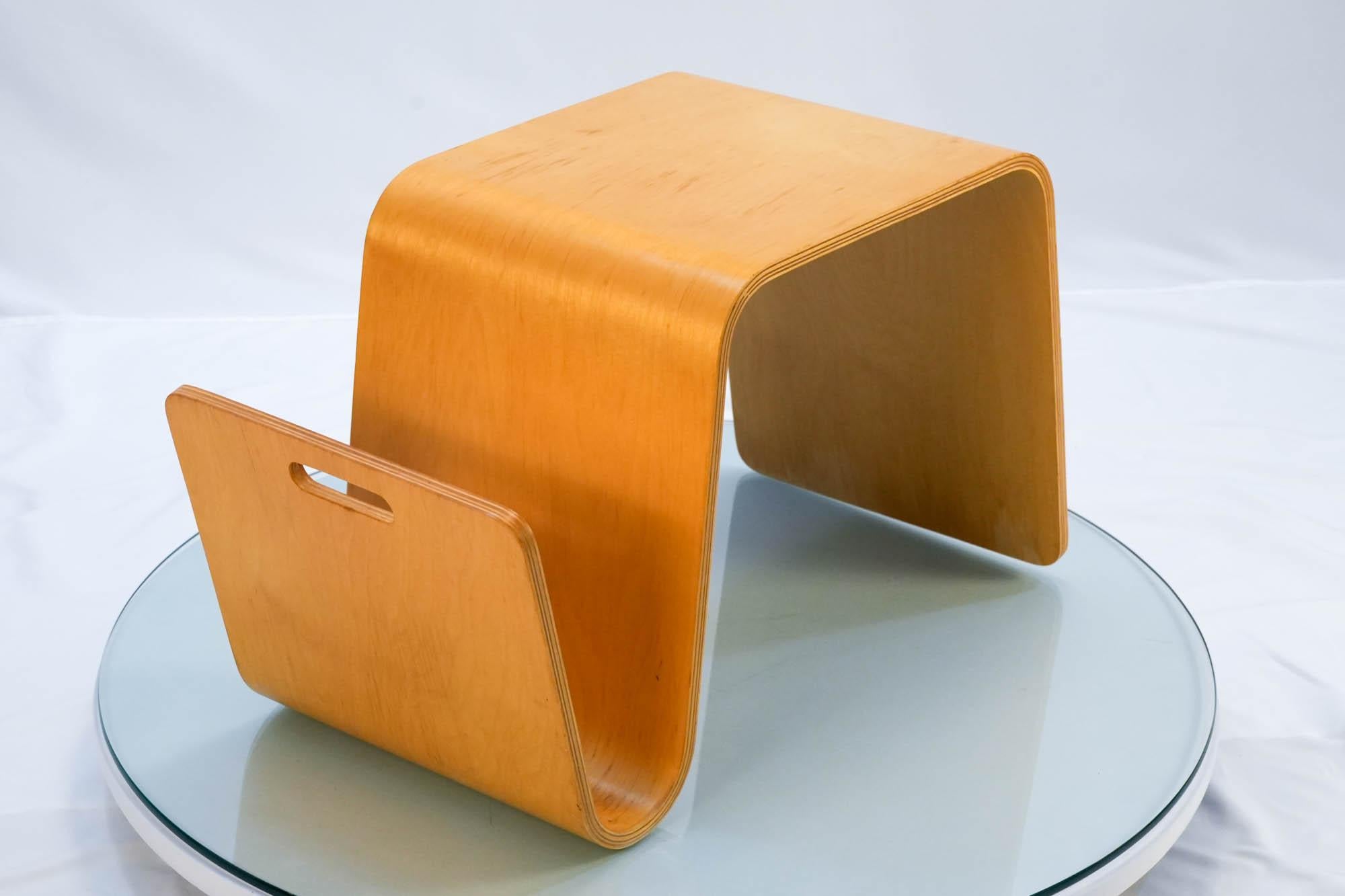 Milieu du XXe siècle Paire de tables d'appoint danoises en bois cintré de style Alvar Aalto avec porte-revues en vente