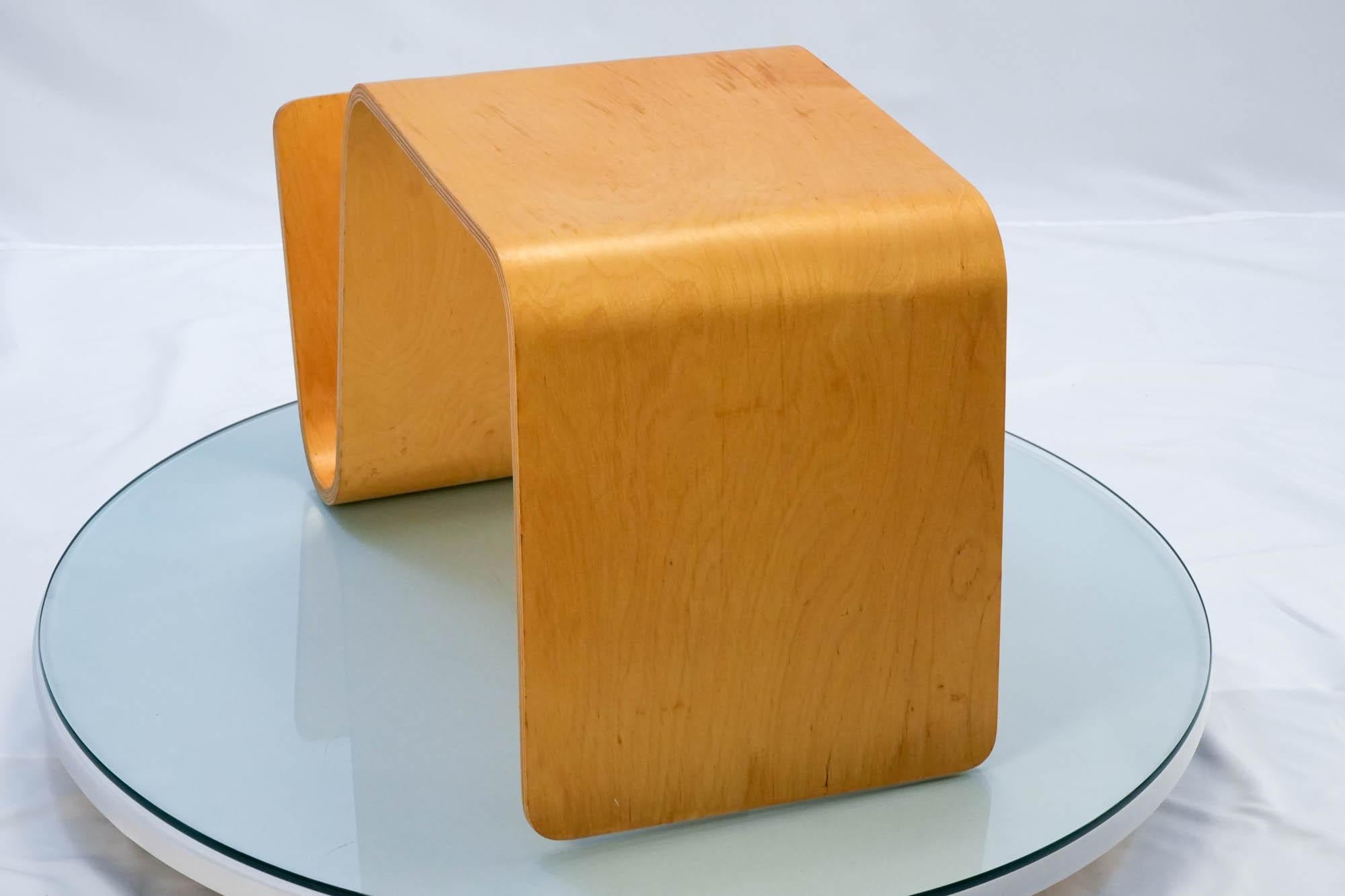Contreplaqué Paire de tables d'appoint danoises en bois cintré de style Alvar Aalto avec porte-revues en vente