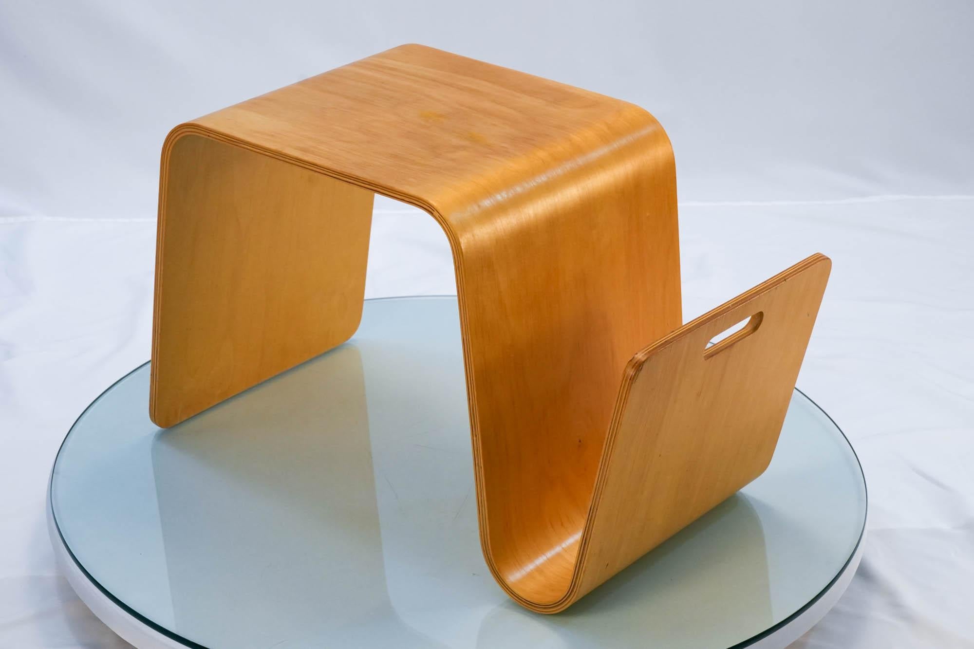Paire de tables d'appoint danoises en bois cintré de style Alvar Aalto avec porte-revues en vente 1