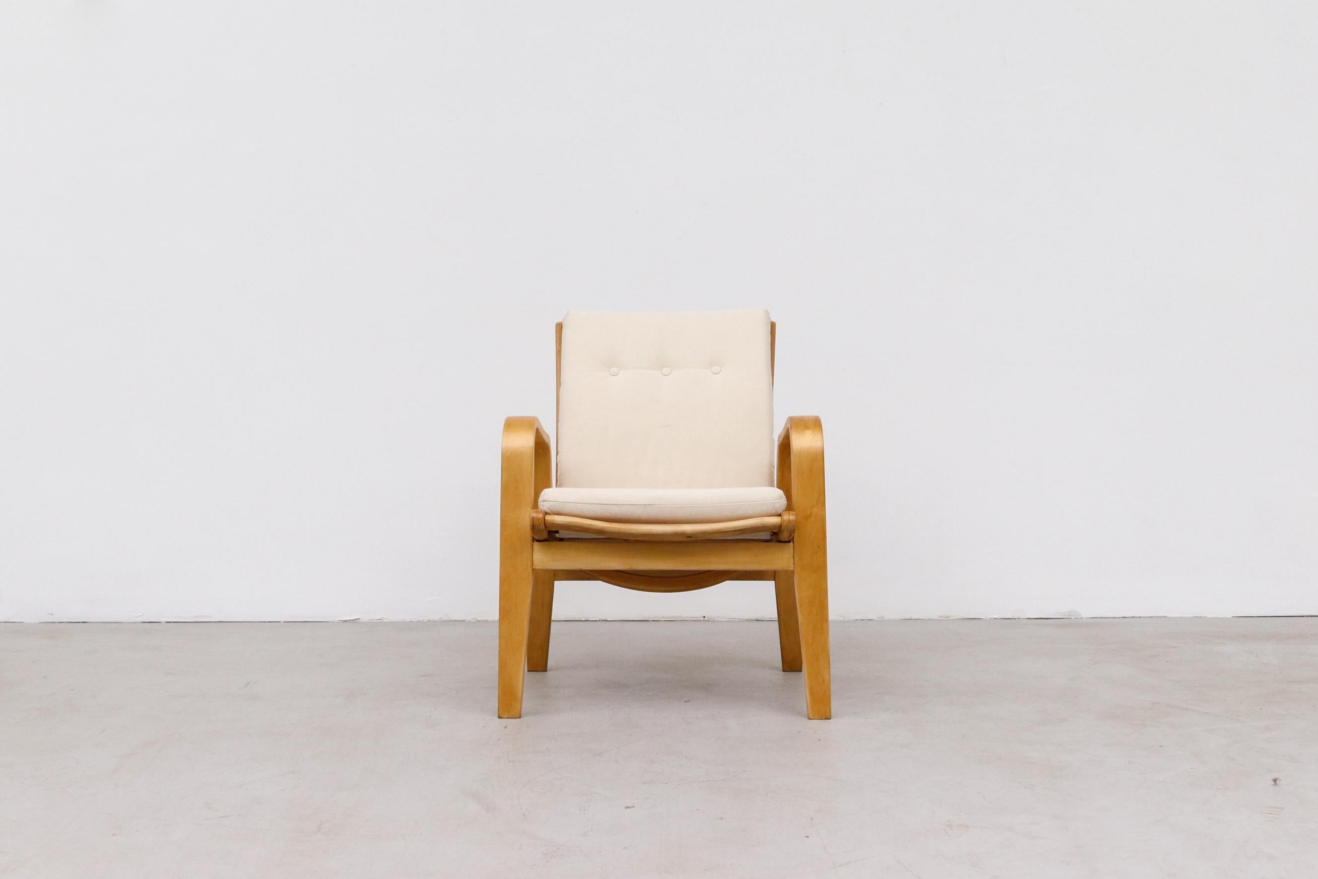 Tumbona de respaldo bajo de Cees Braakman para Pastoe. Reacabado y nuevo tapizado en lona natural con bastidor de contrachapado natural curvado al estilo de Alvar Aalto. En buen estado original, con algunos signos de desgaste propios de la edad y el