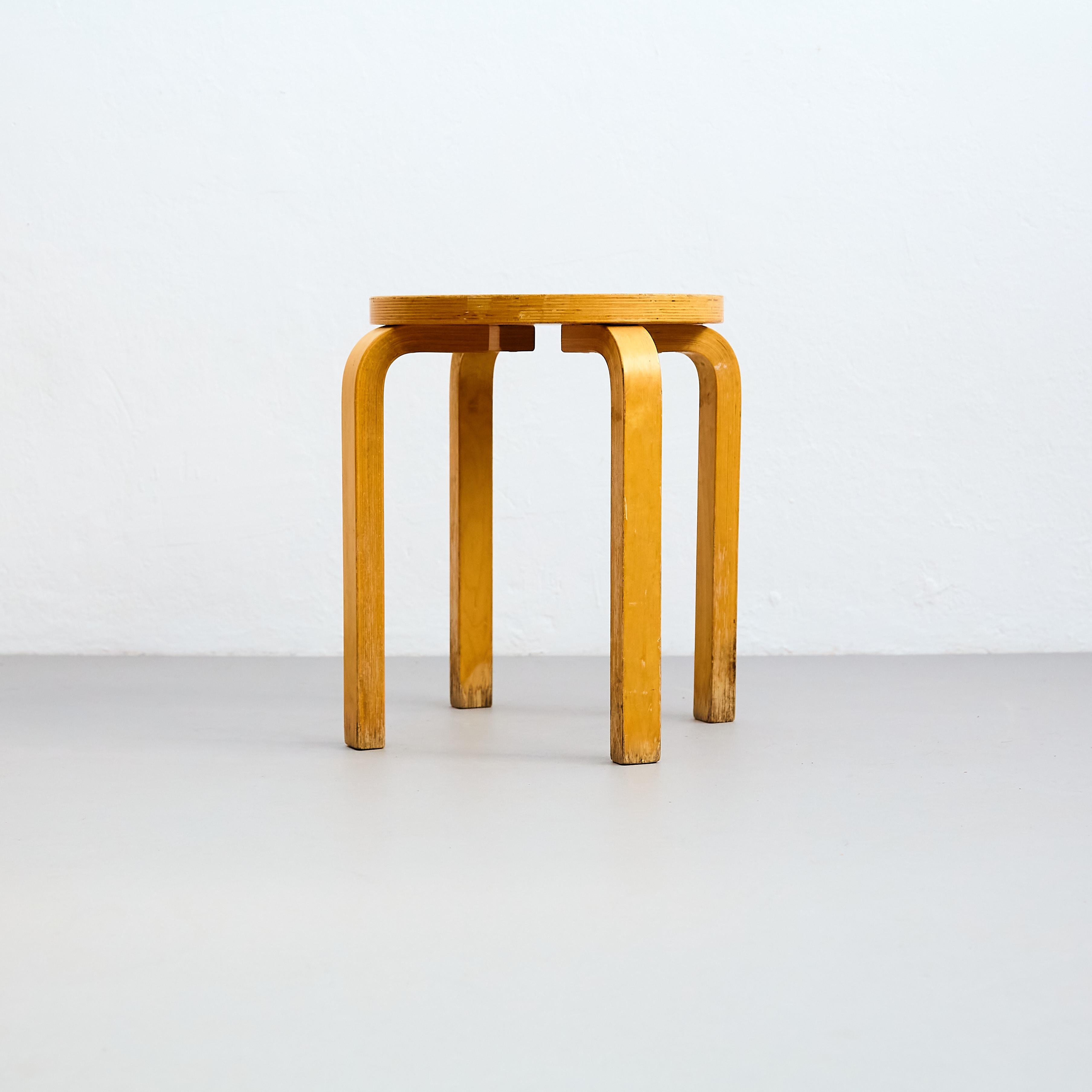 Alvar Aalto Style Mid-Century Modern Wood Stool, circa 1960 In Good Condition For Sale In Barcelona, Barcelona