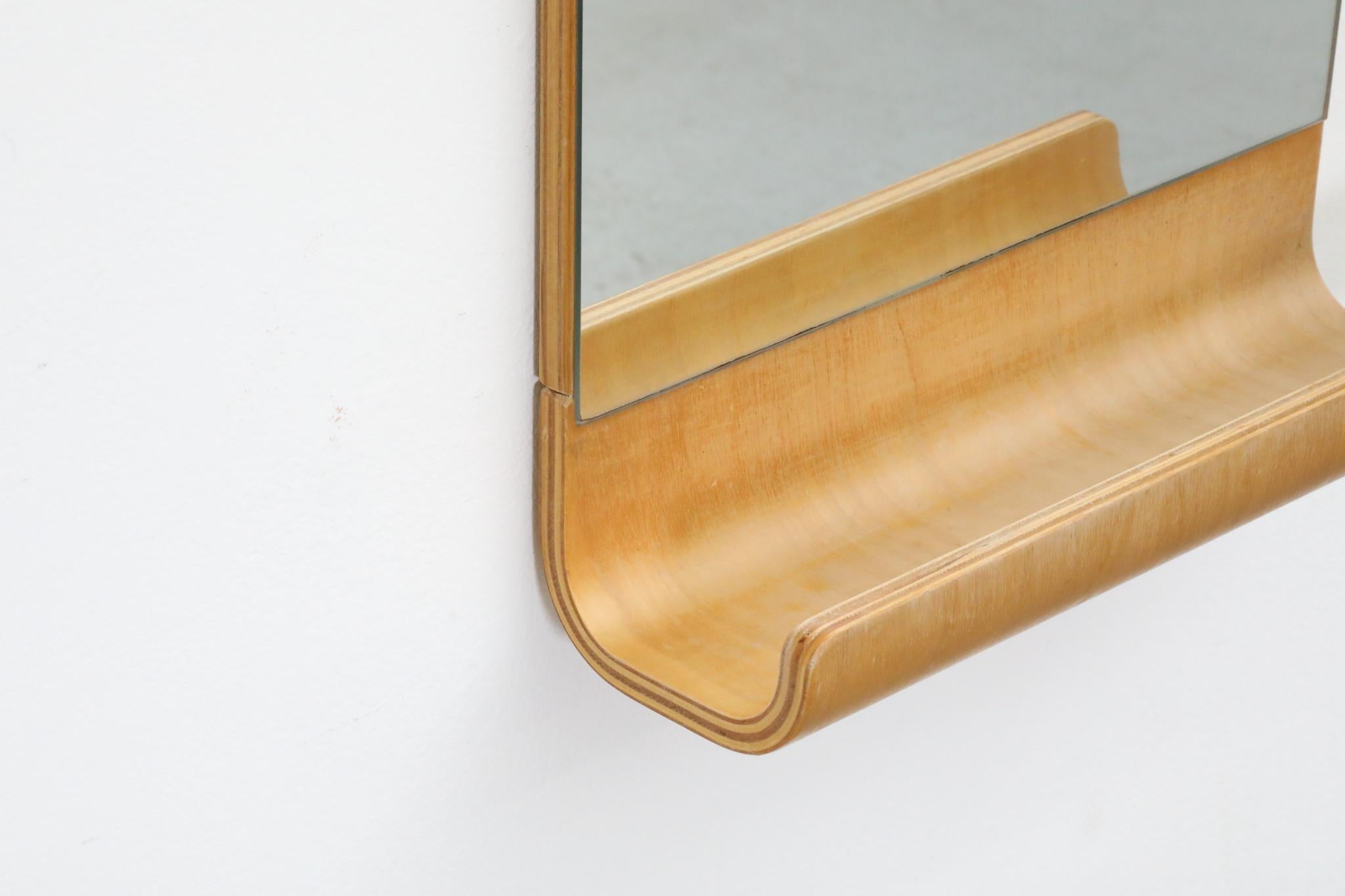 Specchio da parete in stile Alvar Aalto con ripiano in Wood piegato in vendita 5