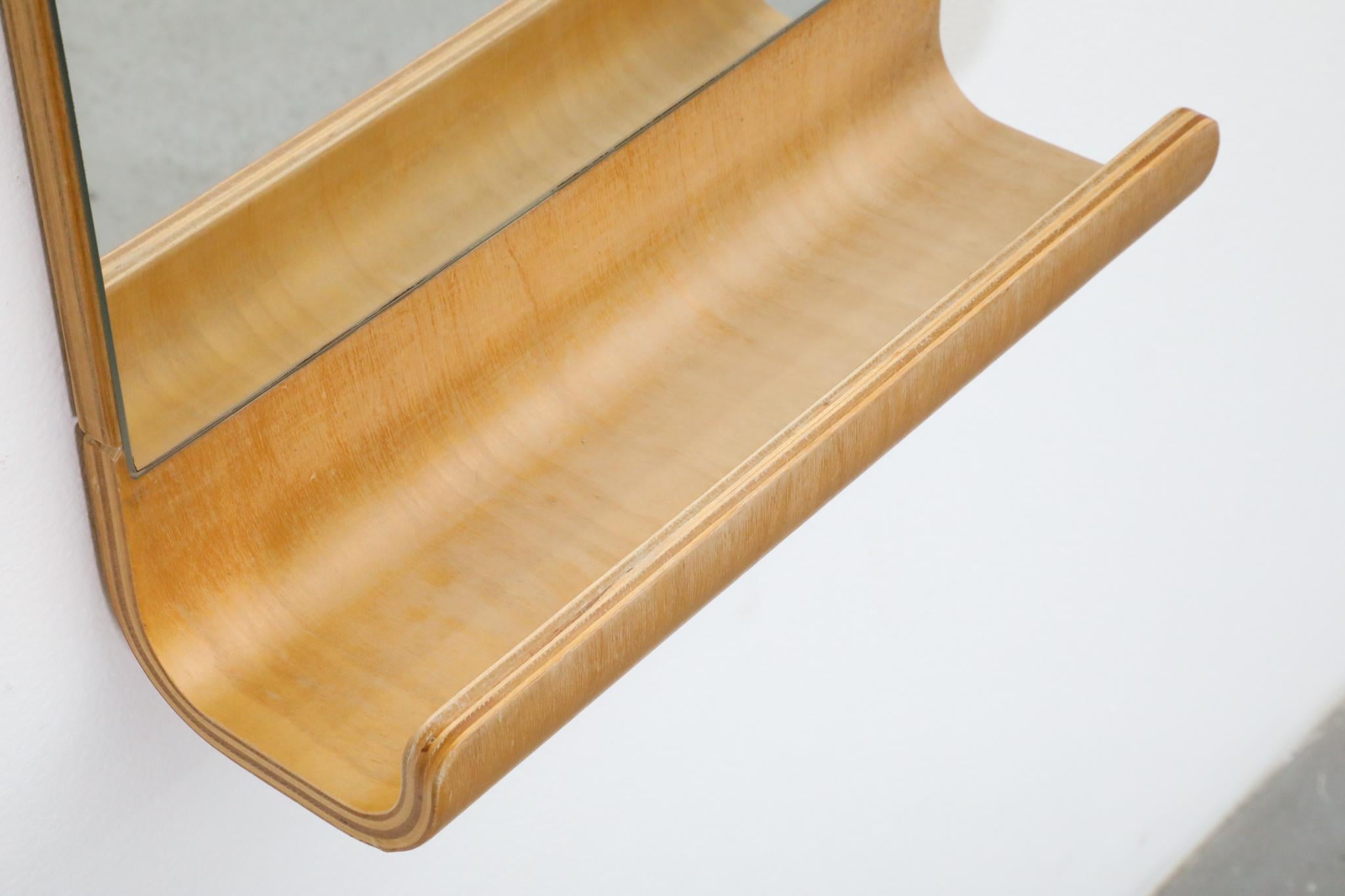 Specchio da parete in stile Alvar Aalto con ripiano in Wood piegato in vendita 6