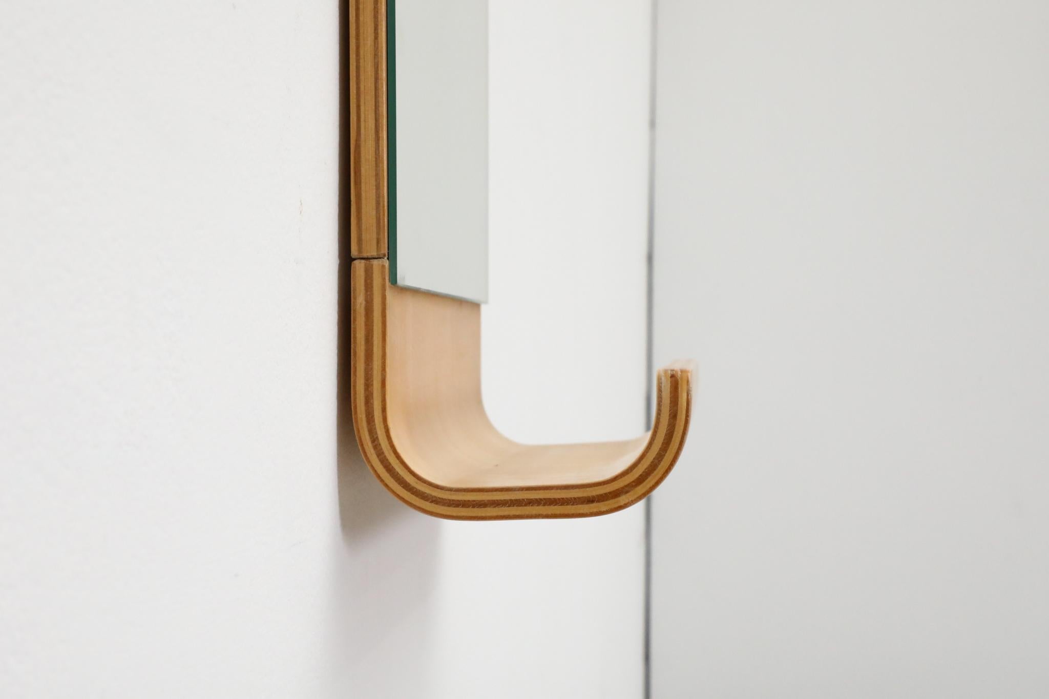 Specchio da parete in stile Alvar Aalto con ripiano in Wood piegato in vendita 7