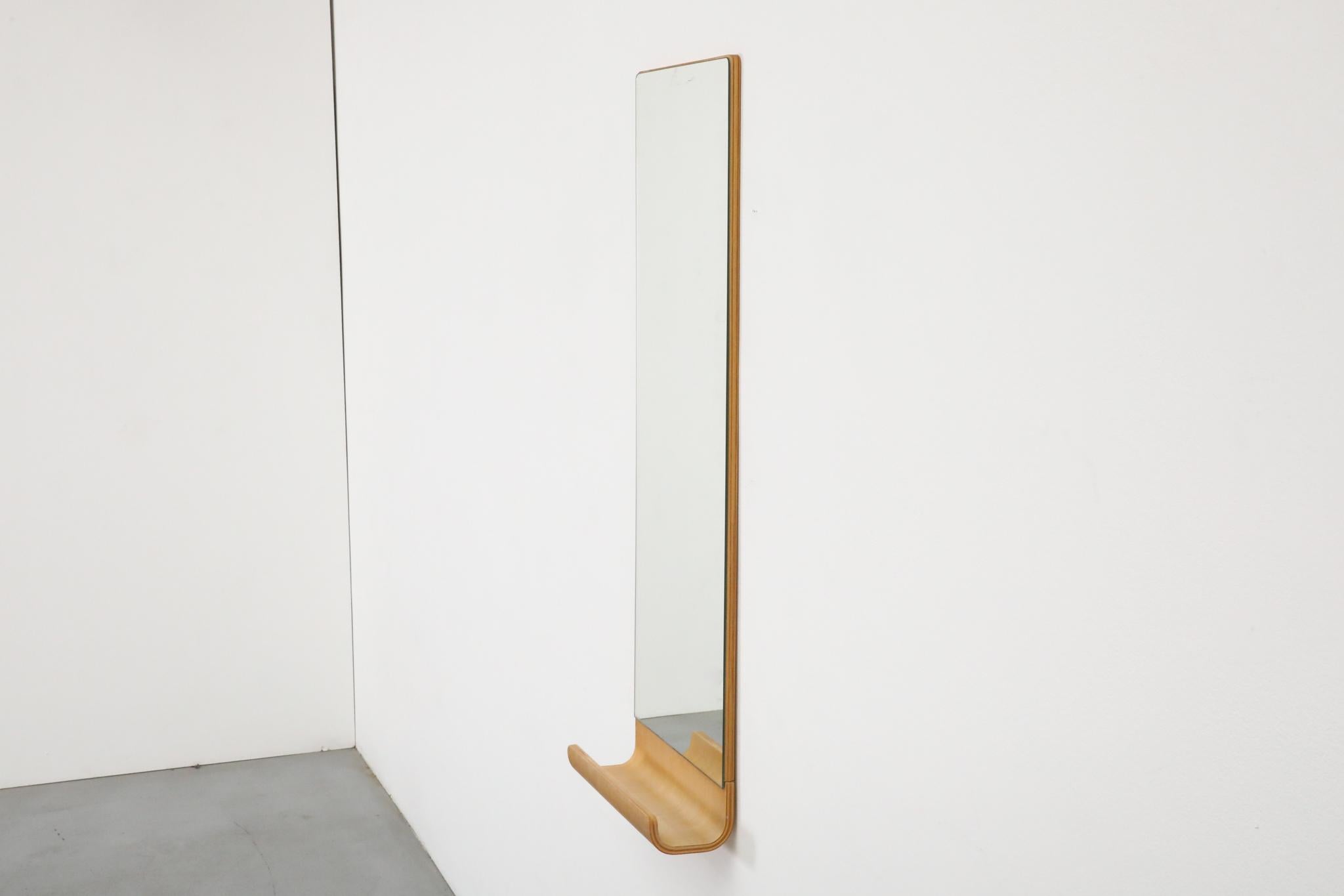 Mid-Century moderno Specchio da parete in stile Alvar Aalto con ripiano in Wood piegato in vendita
