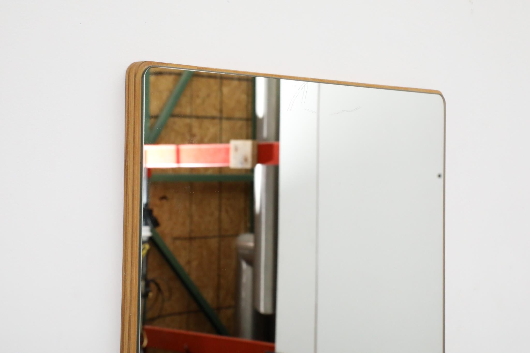 Metà XX secolo Specchio da parete in stile Alvar Aalto con ripiano in Wood piegato in vendita
