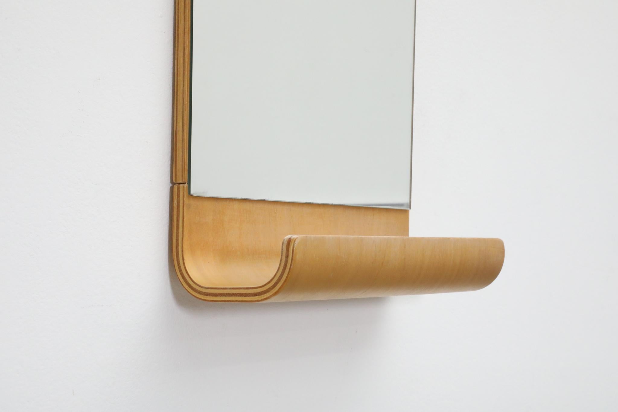 Specchio da parete in stile Alvar Aalto con ripiano in Wood piegato in vendita 2