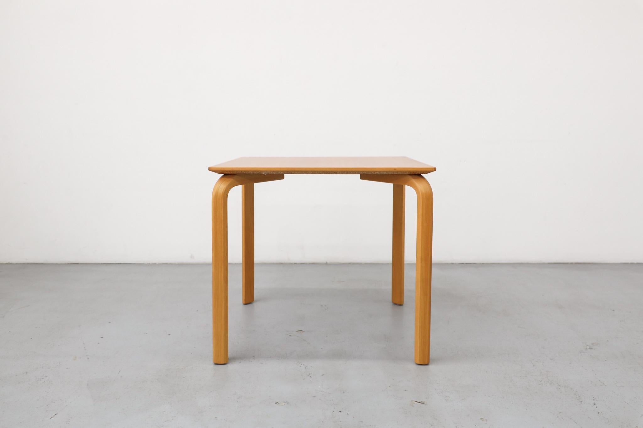 Tavolo da scrivania o da pranzo danese in stile Alvar Aalto degli anni 2000, progettato con tavoli quadrati e gambe in legno curvato. Realizzato da  Farstrup Møbler. In condizioni originali con quattro gambe singole e piano del tavolo smussato. Il