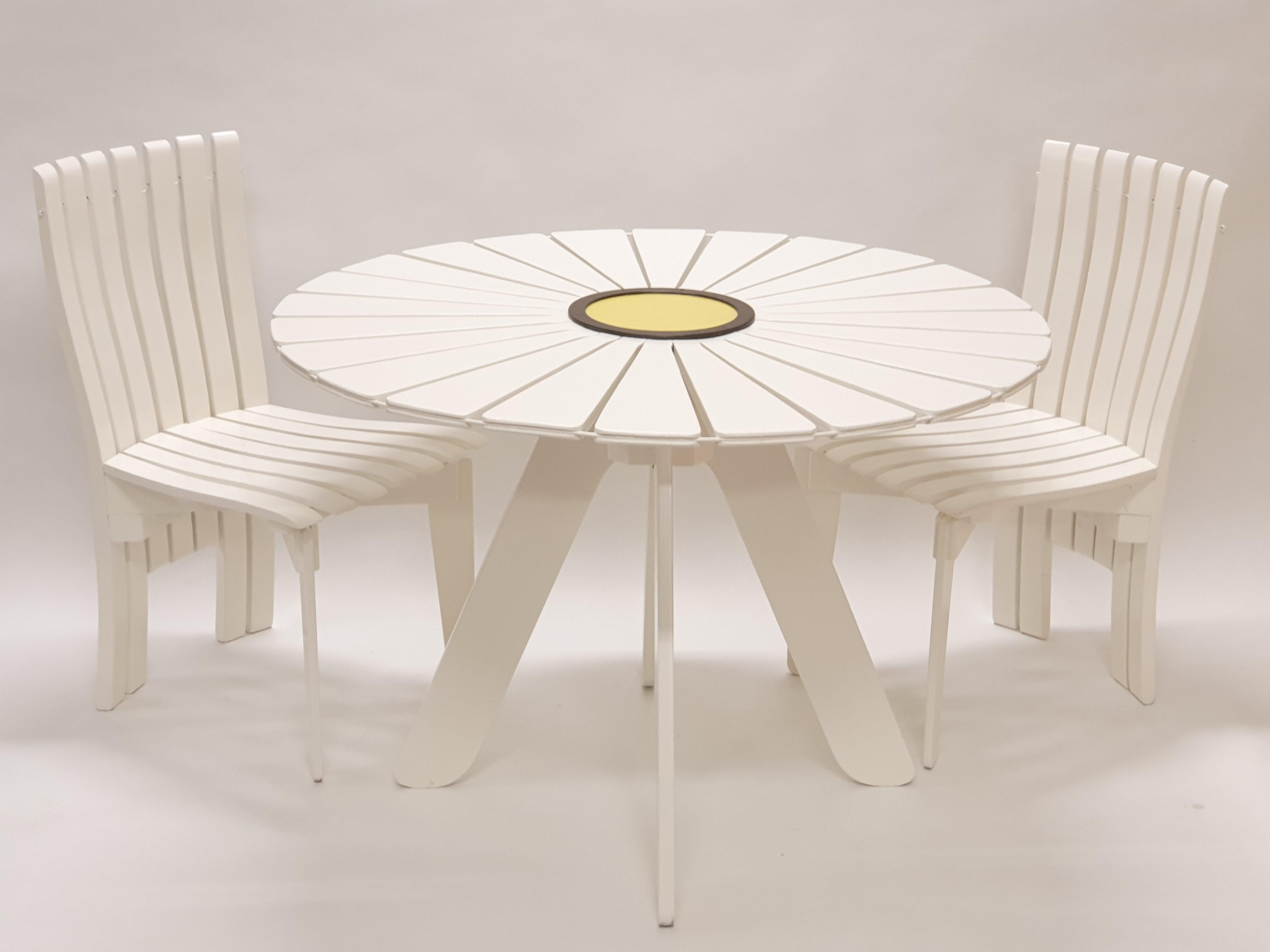 Alvar Aalto Sun-series table Artek 330 et chaises Artek 310 2 pcs. Les meubles sont d'ancienne fabrication, datant des années 1950. L'ensemble est en excellent état. La table est fabriquée en contreplaqué de bouleau peint, avec un panneau stratifié