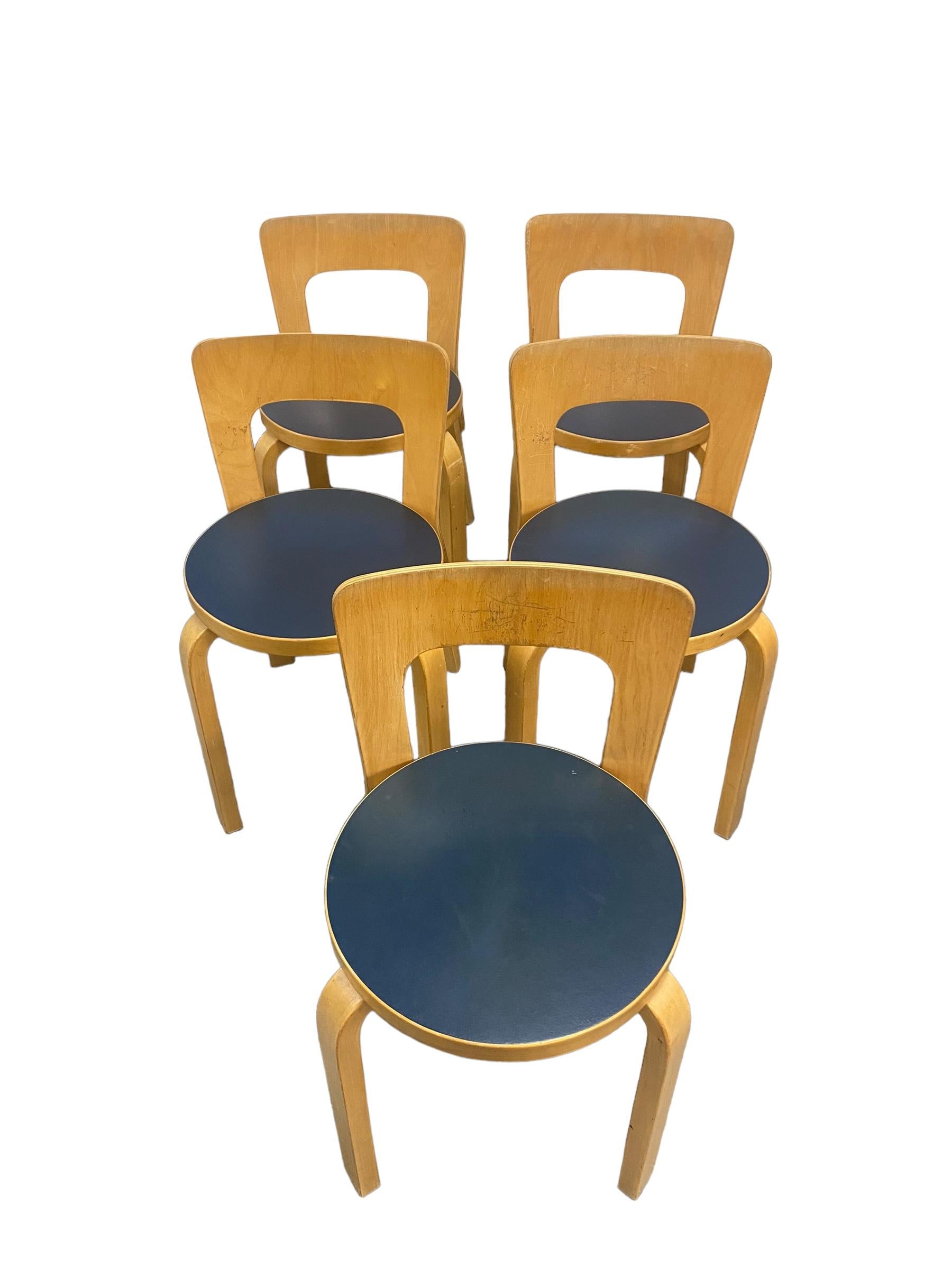 Mid-20th Century Alvar Aalto Table & 5 Model 65 Chairs In Blue Laminate, 1960s For Sale
