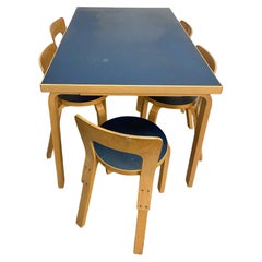 Alvar Aalto Tisch & 5 Modell 65 Stühle aus Birke und blauem Linoleum, Artek 1960er Jahre