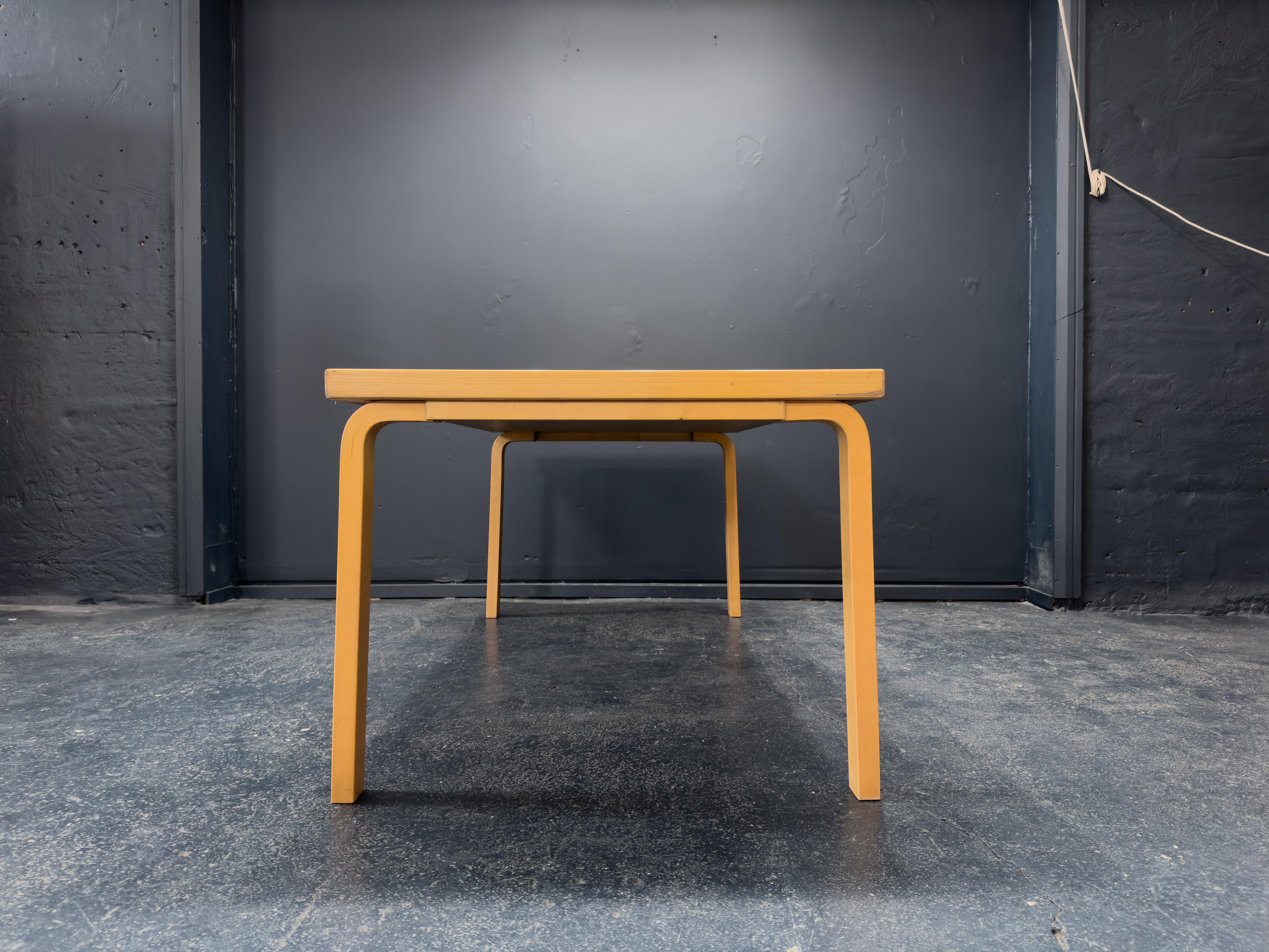 Mid-Century Modern Table Alvar Aalto 83 en vente