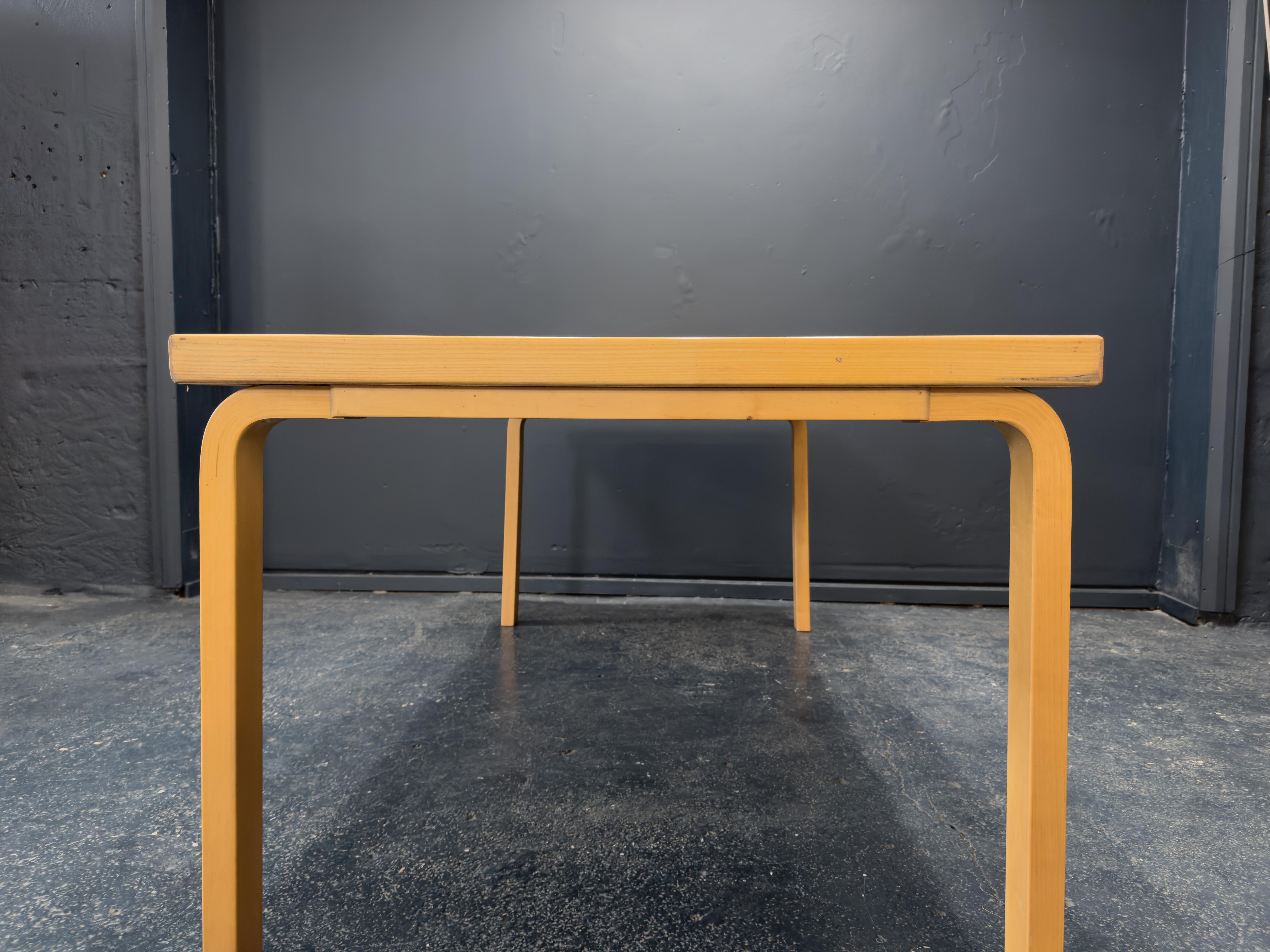Danois Table Alvar Aalto 83 en vente