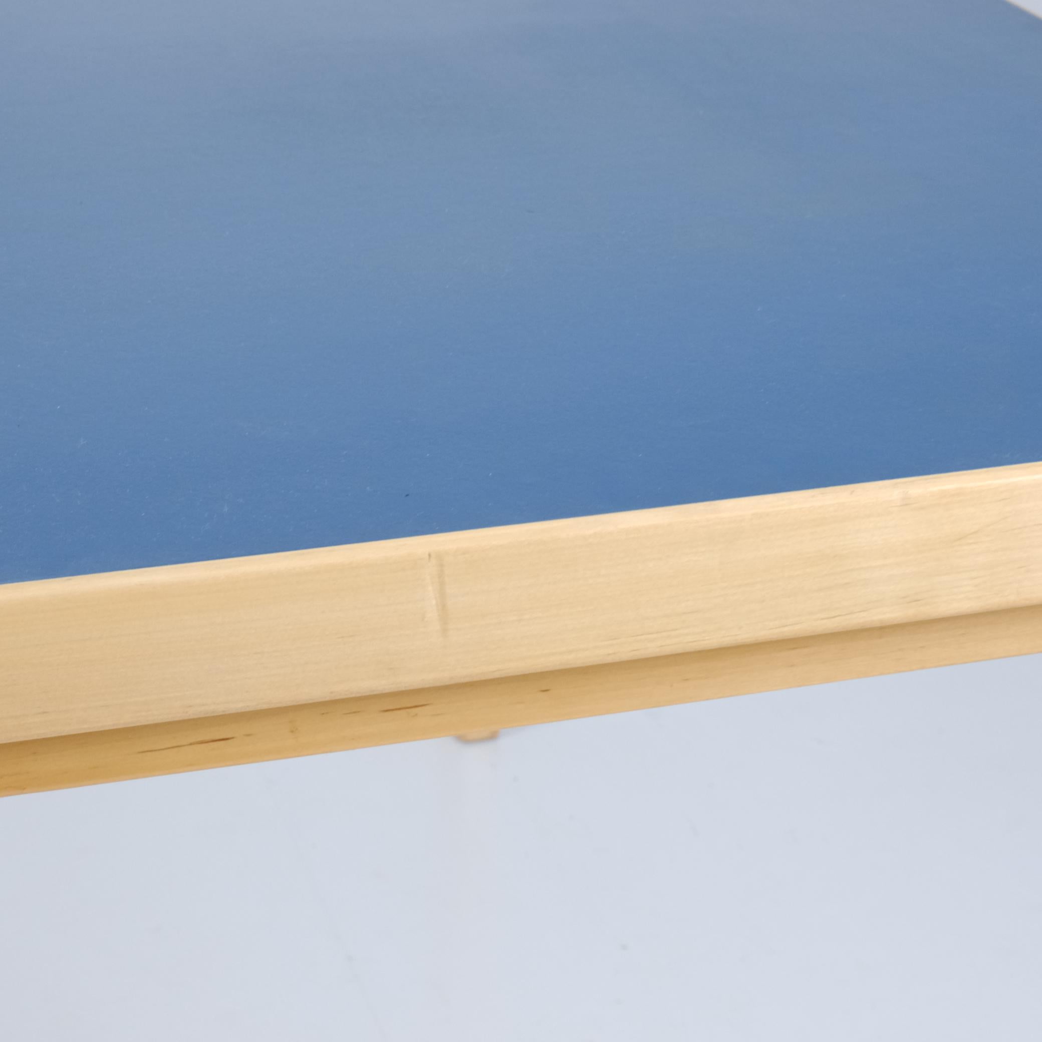 Alvar Aalto Table in Birch & Blue Linoleum, Artek 1960s In Good Condition For Sale In Helsinki, FI