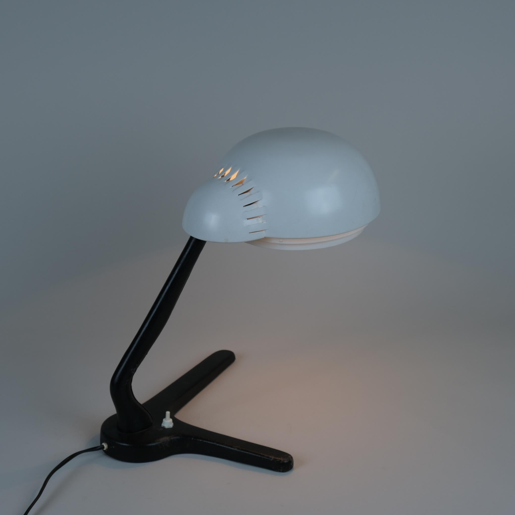 Cette lampe de table modèle A704 a été conçue par Alvar Aalto et fabriquée par Valaistustyö dans les années 1950.  Viljo Hirvonen et Alvar Aalto ont commencé leur collaboration dans les années 1950.  Viljo et les autres membres du personnel de