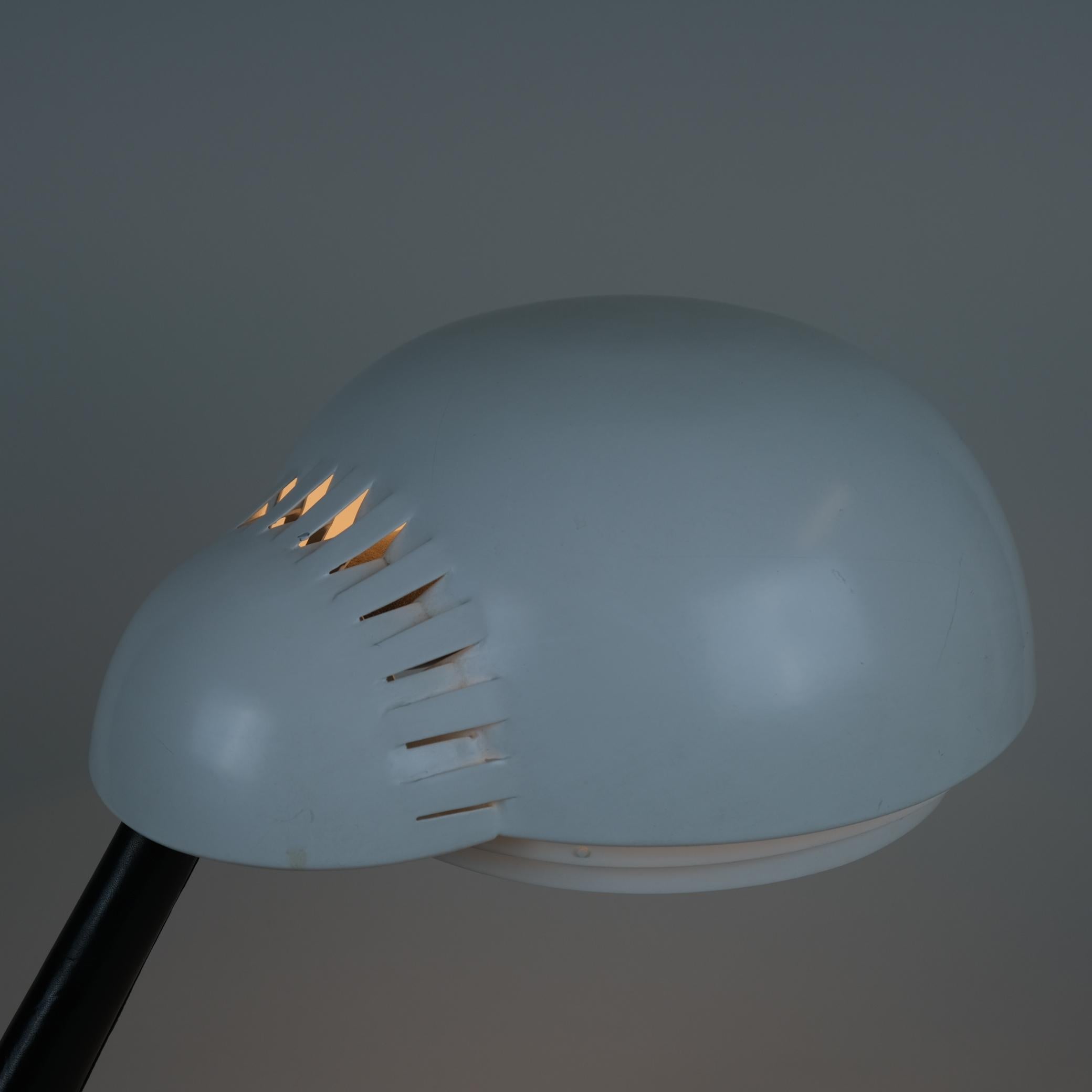 Scandinave moderne Lampe de table Alvar Aalto modèle A704 en cuir blanc et noir, Valaistustyö années 1950 en vente