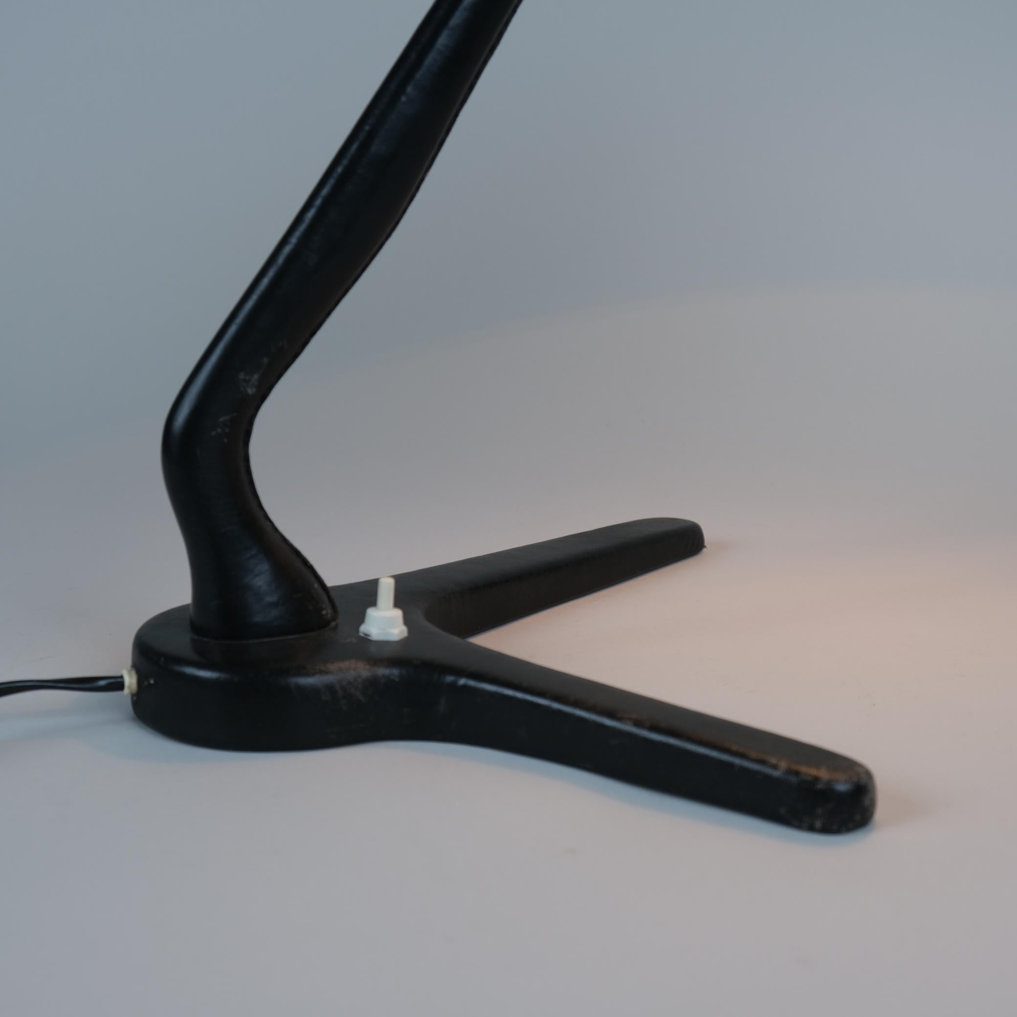 Finlandais Lampe de table Alvar Aalto modèle A704 en cuir blanc et noir, Valaistustyö années 1950 en vente