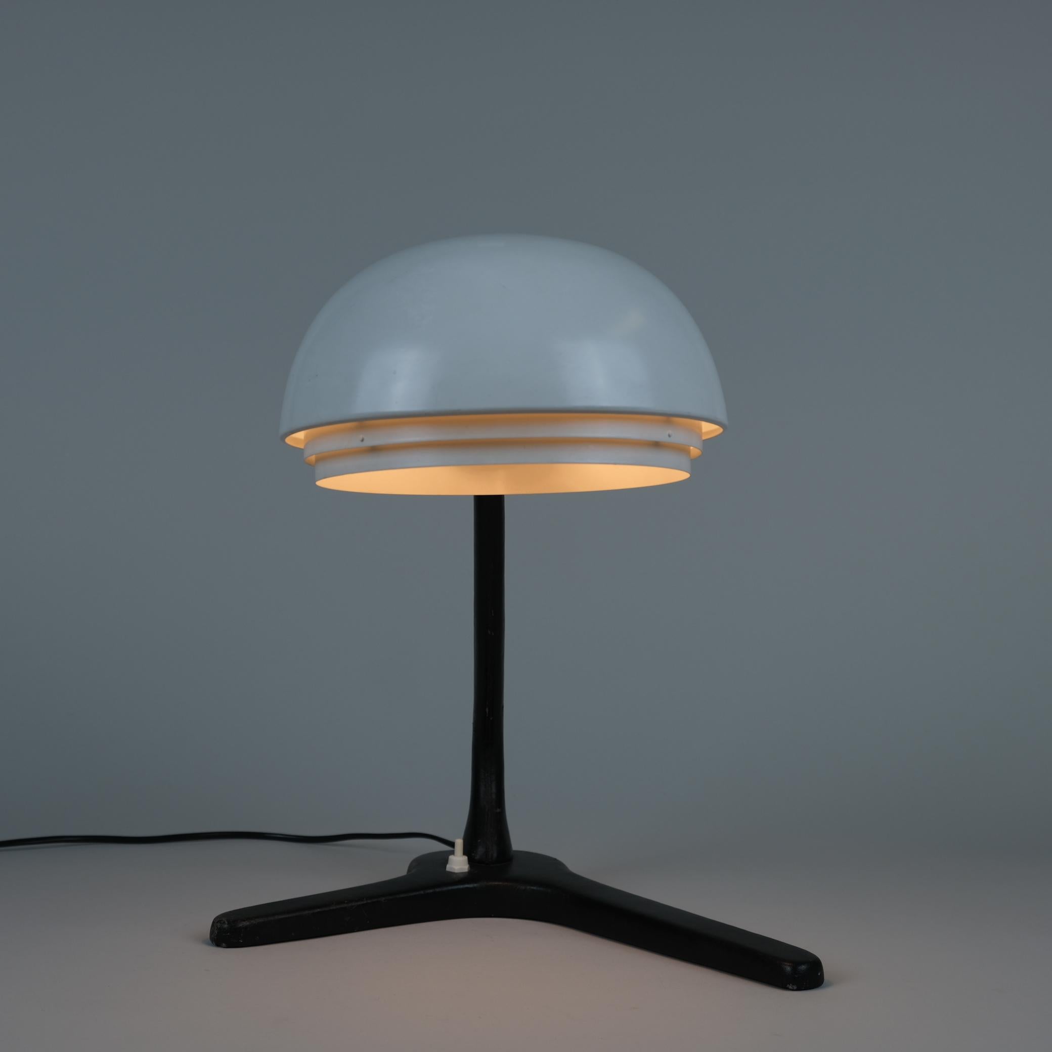 Lampe de table Alvar Aalto modèle A704 en cuir blanc et noir, Valaistustyö années 1950 Bon état - En vente à Helsinki, FI