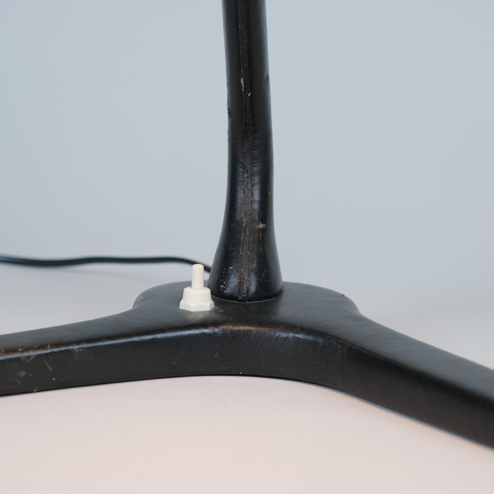 Milieu du XXe siècle Lampe de table Alvar Aalto modèle A704 en cuir blanc et noir, Valaistustyö années 1950 en vente