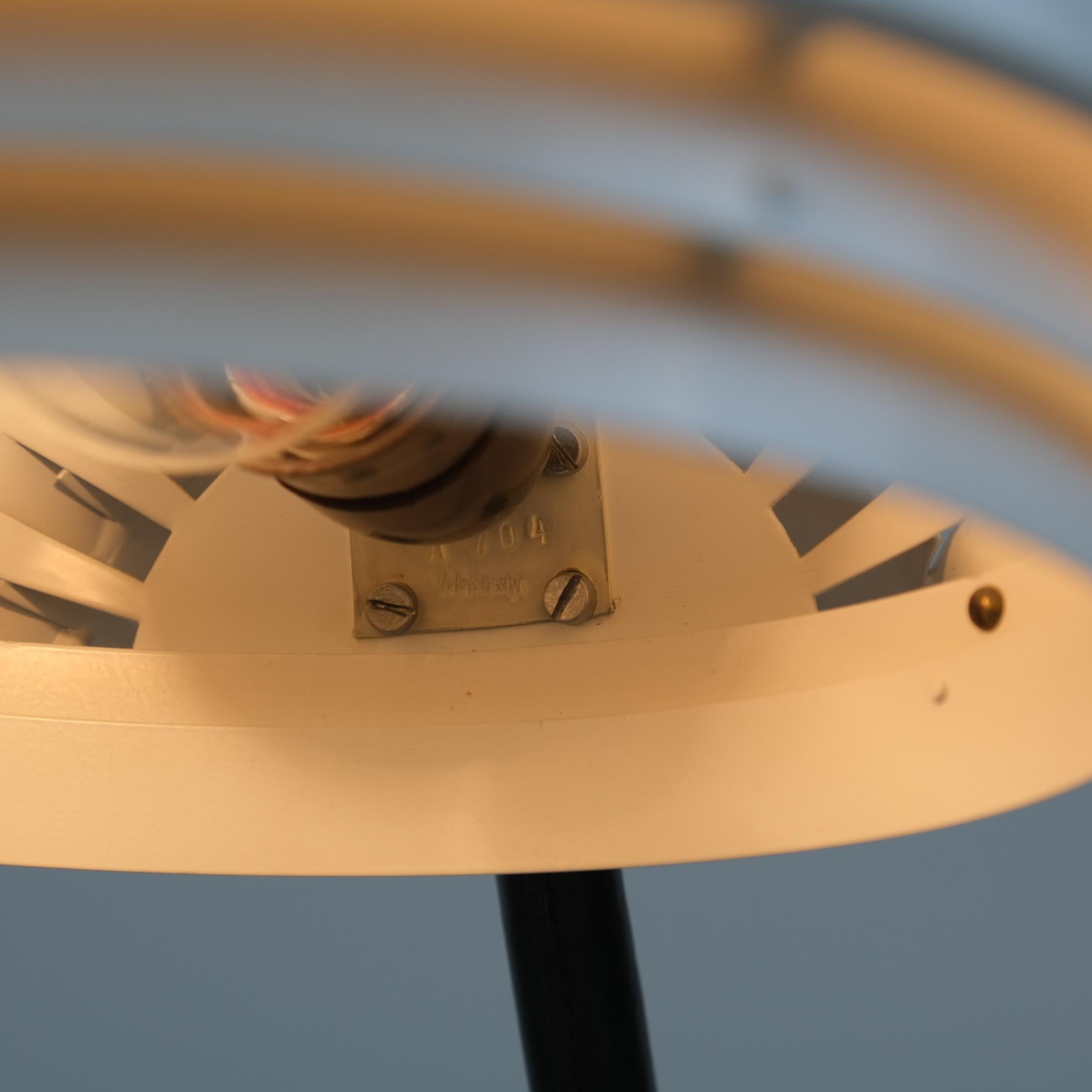 Lampe de table Alvar Aalto modèle A704 en cuir blanc et noir, Valaistustyö années 1950 en vente 1
