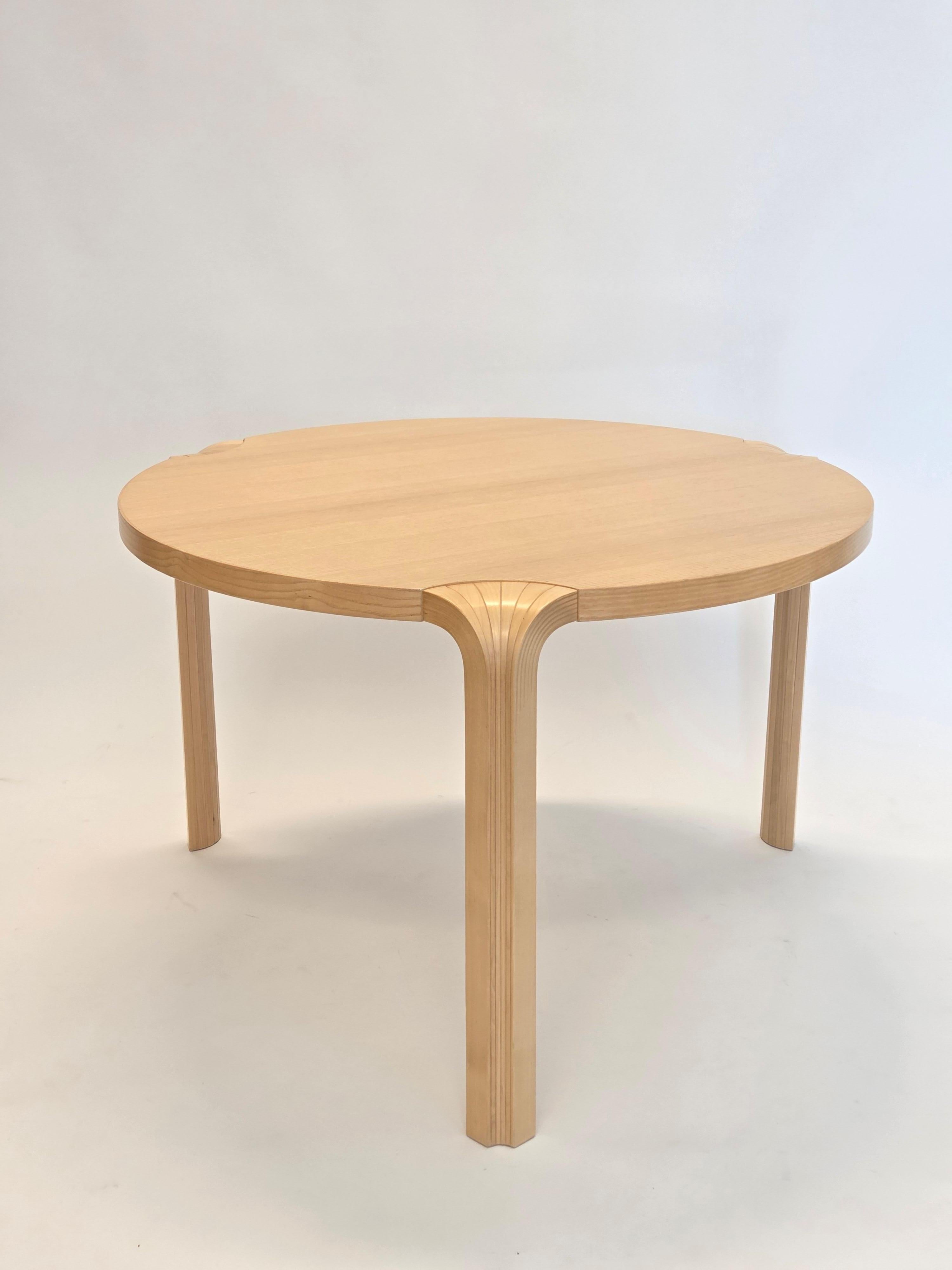 Tavolo Artek X800D, piano in frassino, gambe in betulla. Design di Alvar Aalto. In ottime condizioni d'uso. L'adesivo Artek sul fondo risale al 2008.