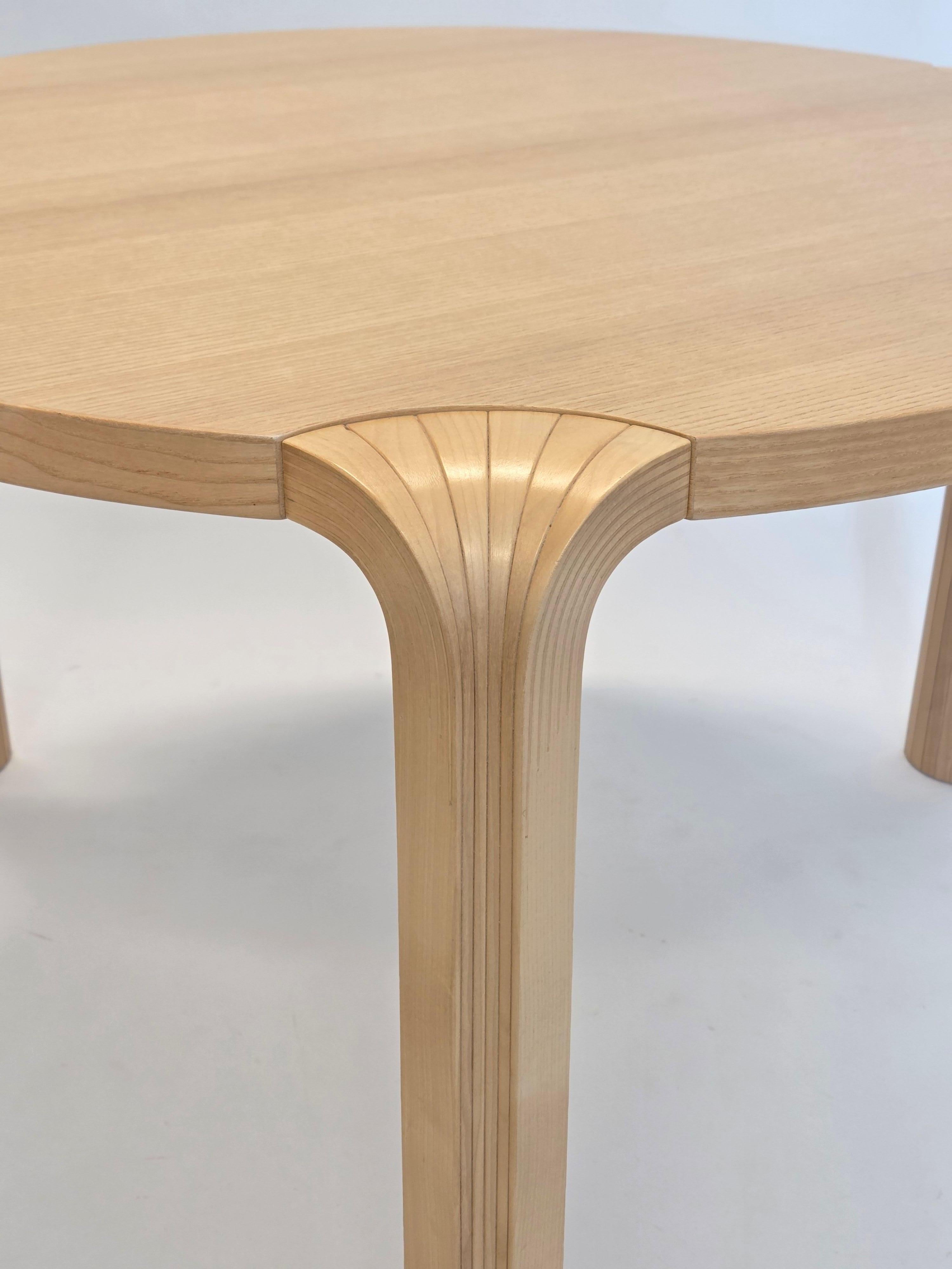Scandinavo moderno Tavolo Alvar Aalto modello X800D di Artek in vendita