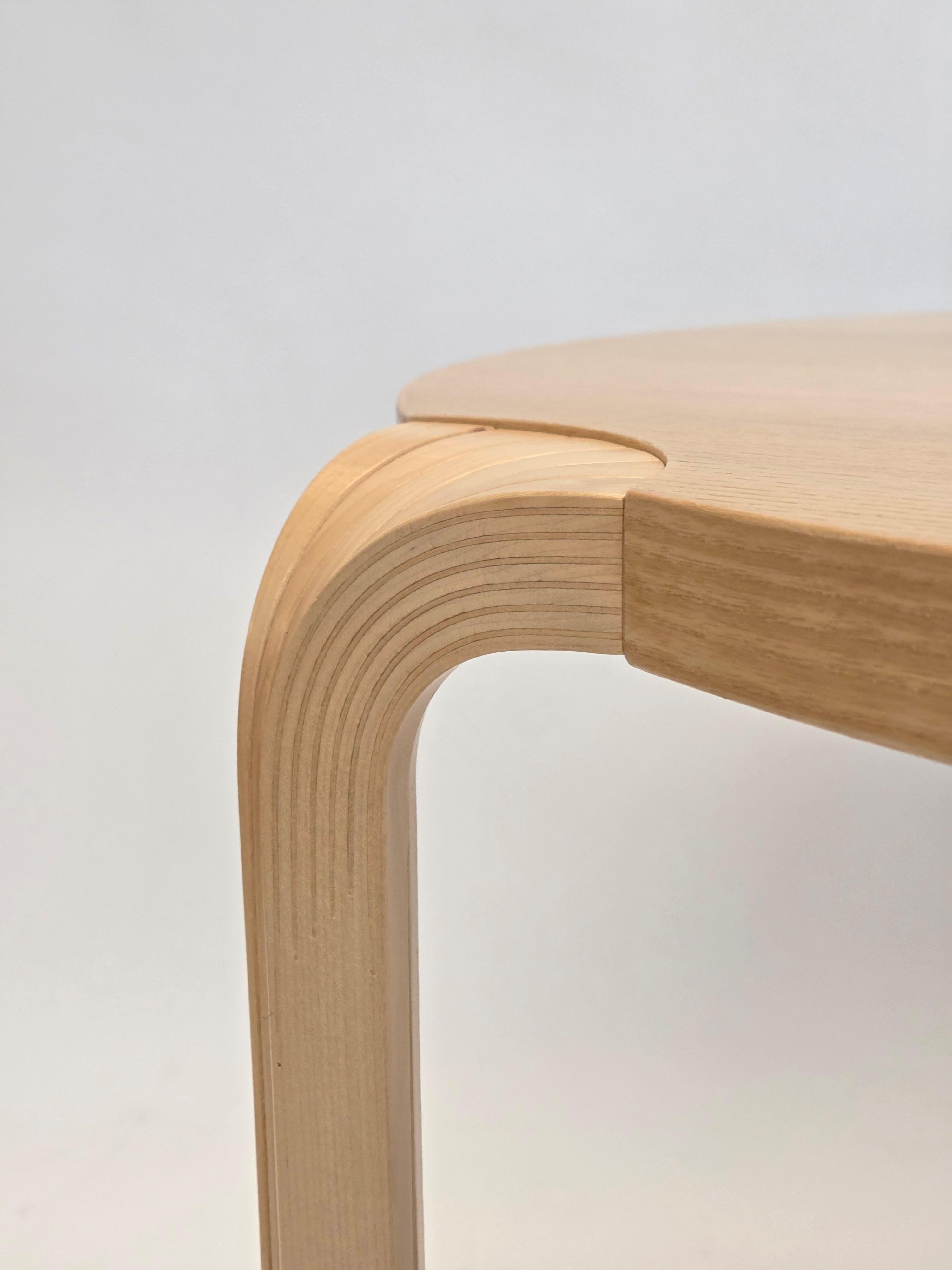 XXI secolo e contemporaneo Tavolo Alvar Aalto modello X800D di Artek in vendita
