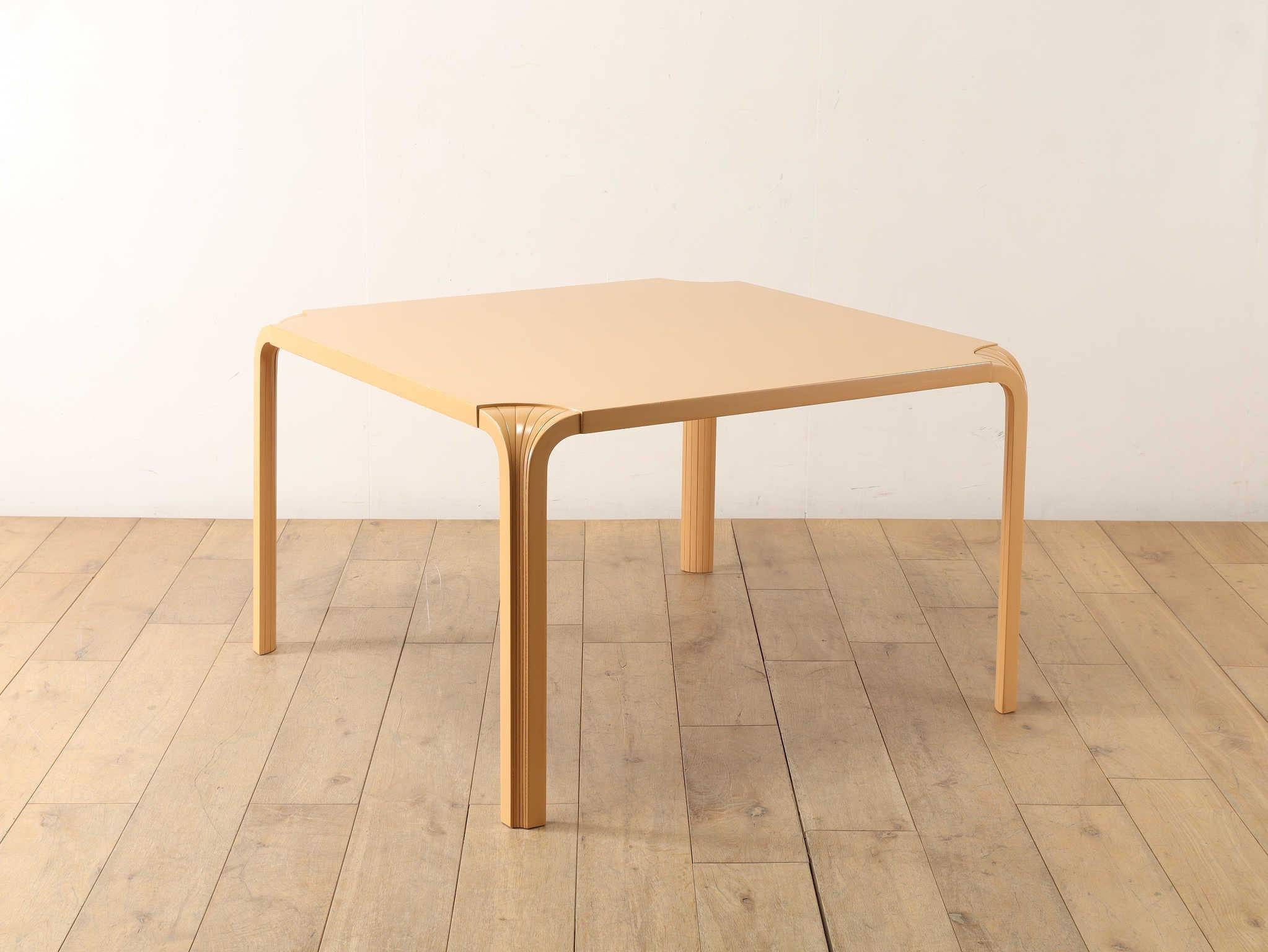 Dieser Couchtisch, vermutlich aus den 1970er Jahren, ist das Modell MX800B, das dem berühmten finnischen Designer und Architekten Alvar Aalto zugeschrieben wird. Aalto wird als eine der Schlüsselfiguren der skandinavischen Moderne gefeiert und hat