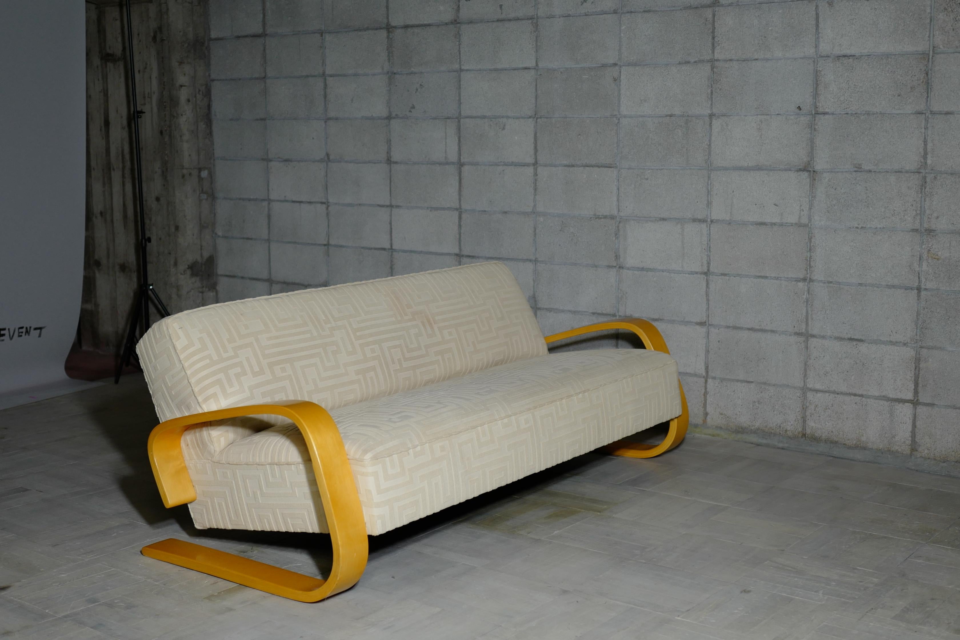 Finlandais Alvar Aalto+Aalto canapé 3 places à réservoir  Suède des années 40 en vente