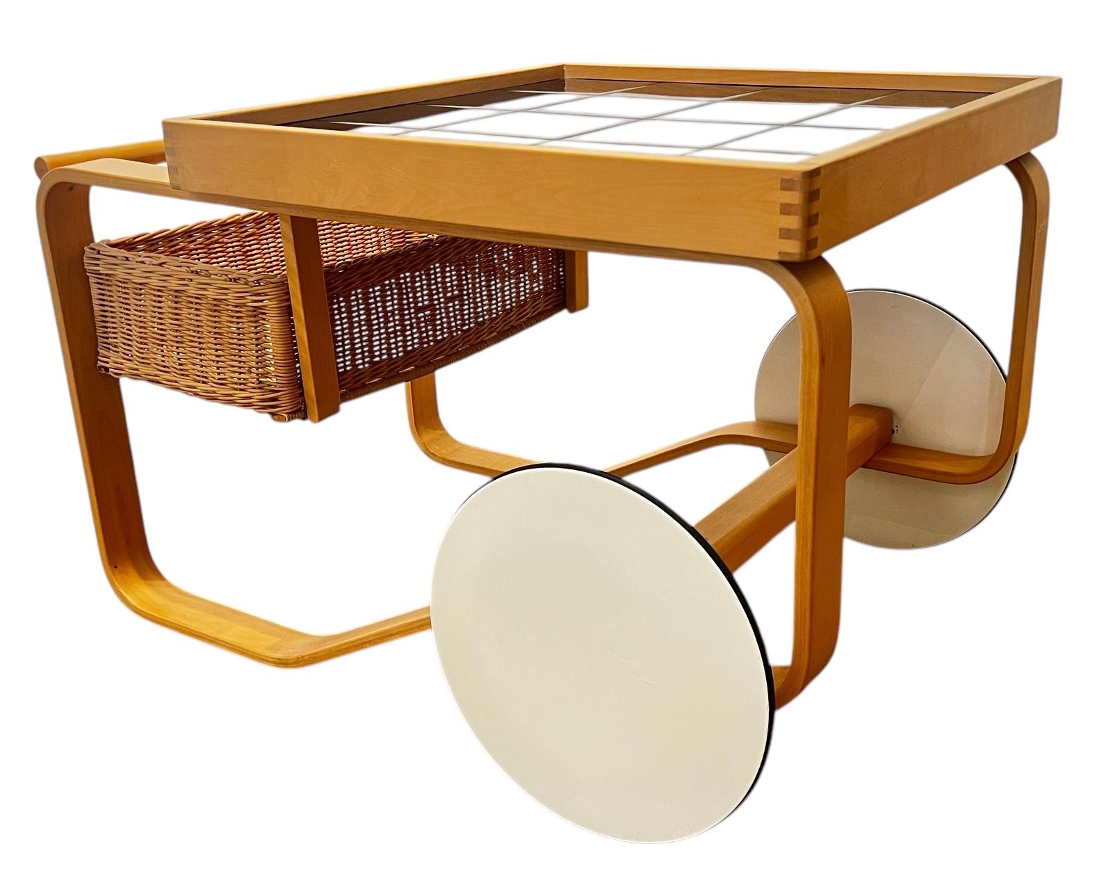 Chariot à thé 900 d'Alvar Aalto+Aalto pour les carreaux noirs d'Artek en vente 3