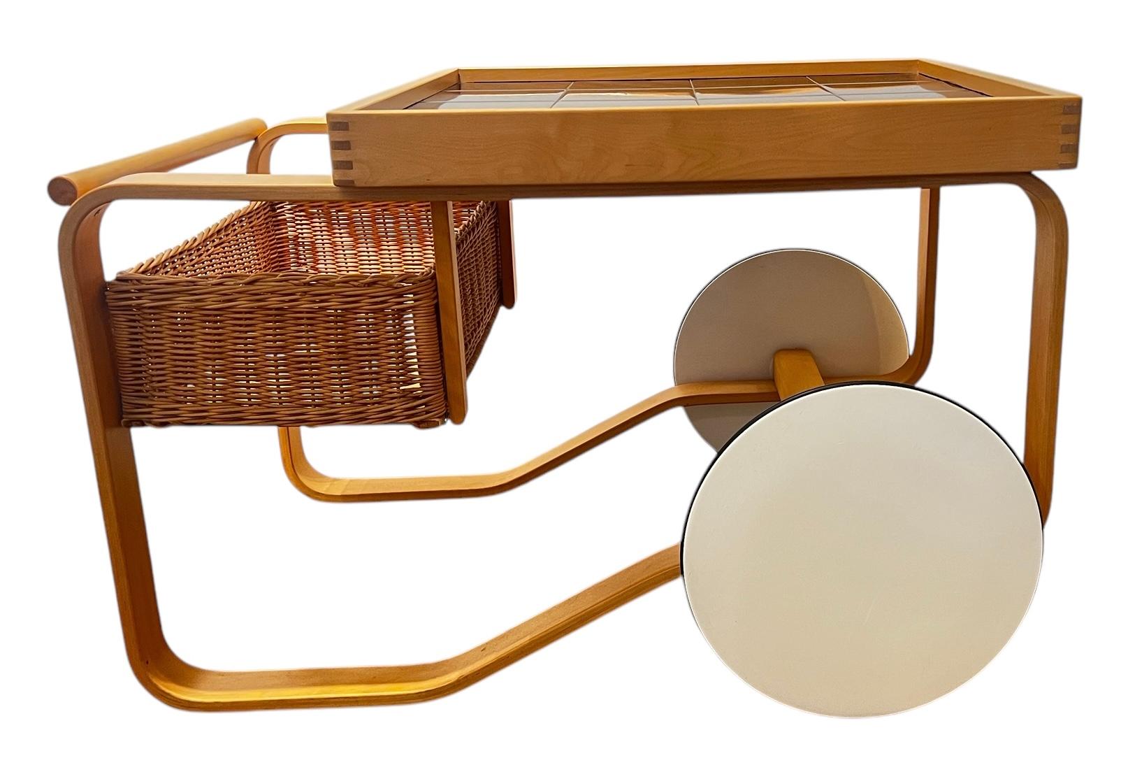 Chariot à thé 900 d'Alvar Aalto+Aalto pour les carreaux noirs d'Artek en vente 4
