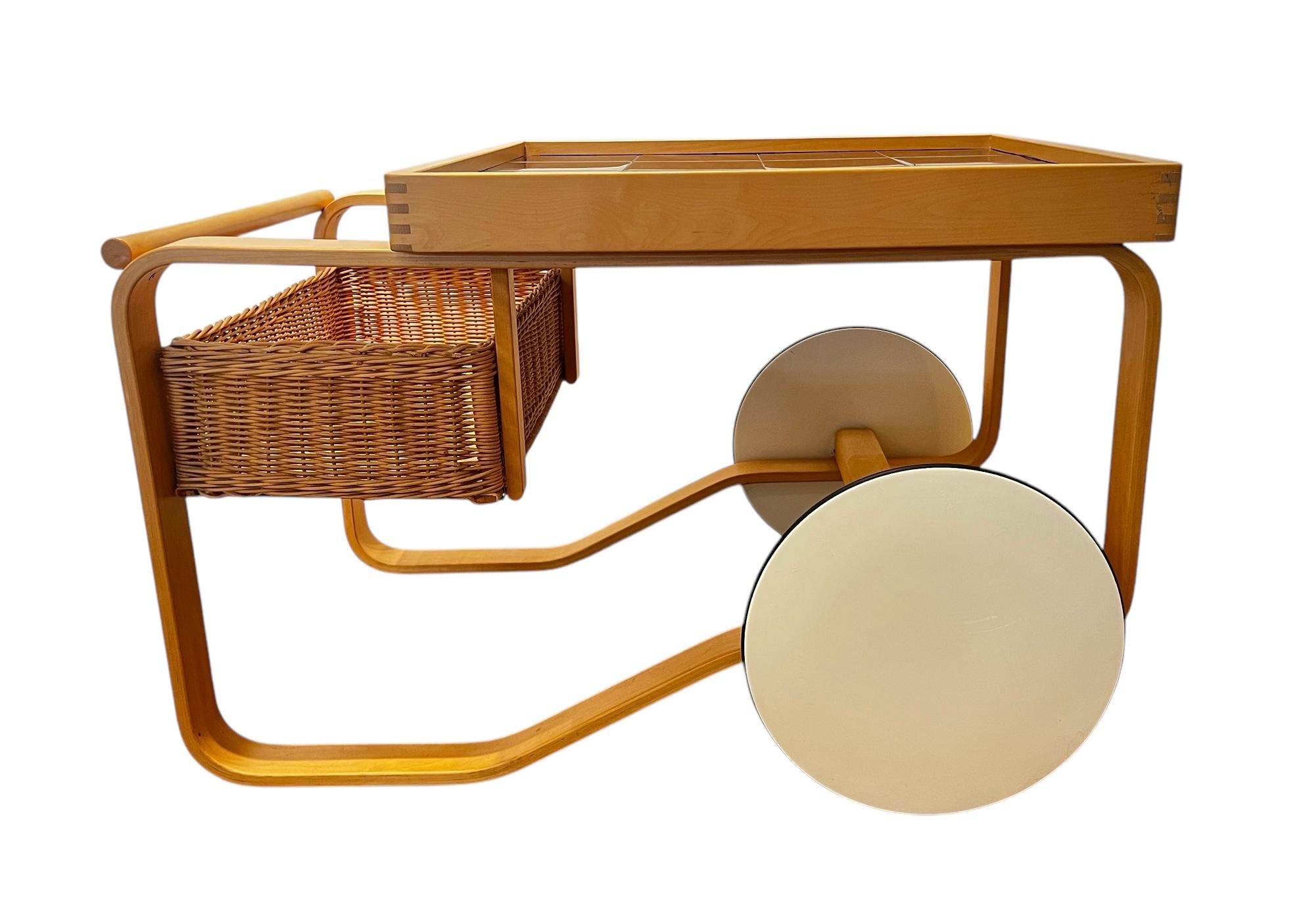 Chariot à thé Vintage Mid Century Alvar Aalto 900 réalisé dans les années 1970 à Artek, Finlande. Carreaux de céramique noire et panier en rotin tressé. Le chariot est en très bon état d'origine avec une usure appropriée à l'âge. Les carreaux sont