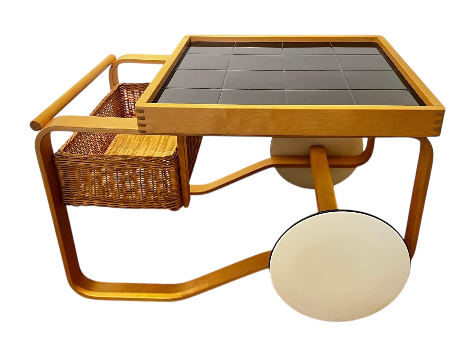 Scandinave moderne Chariot à thé 900 d'Alvar Aalto+Aalto pour les carreaux noirs d'Artek en vente