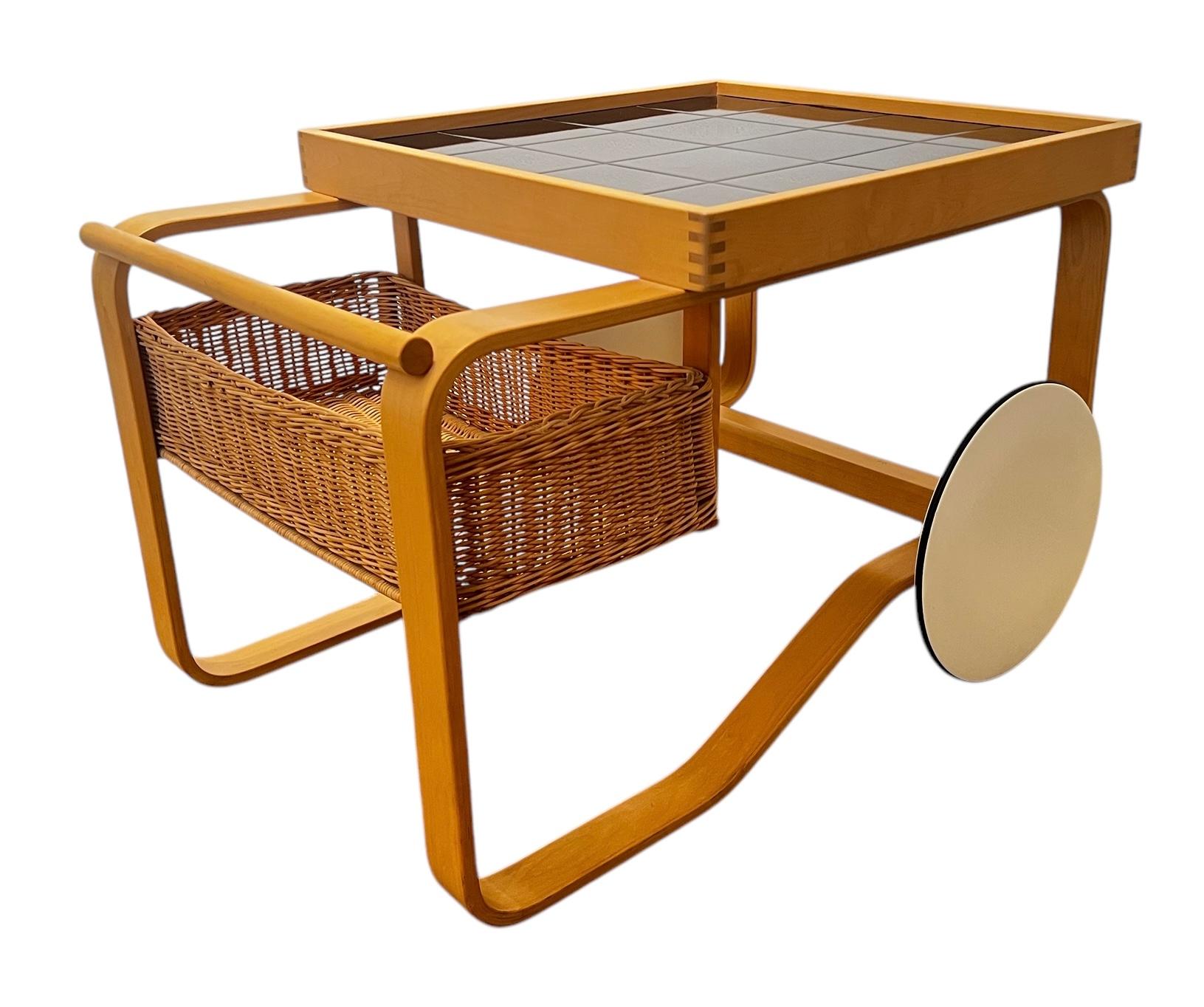 Finlandais Chariot à thé 900 d'Alvar Aalto+Aalto pour les carreaux noirs d'Artek en vente