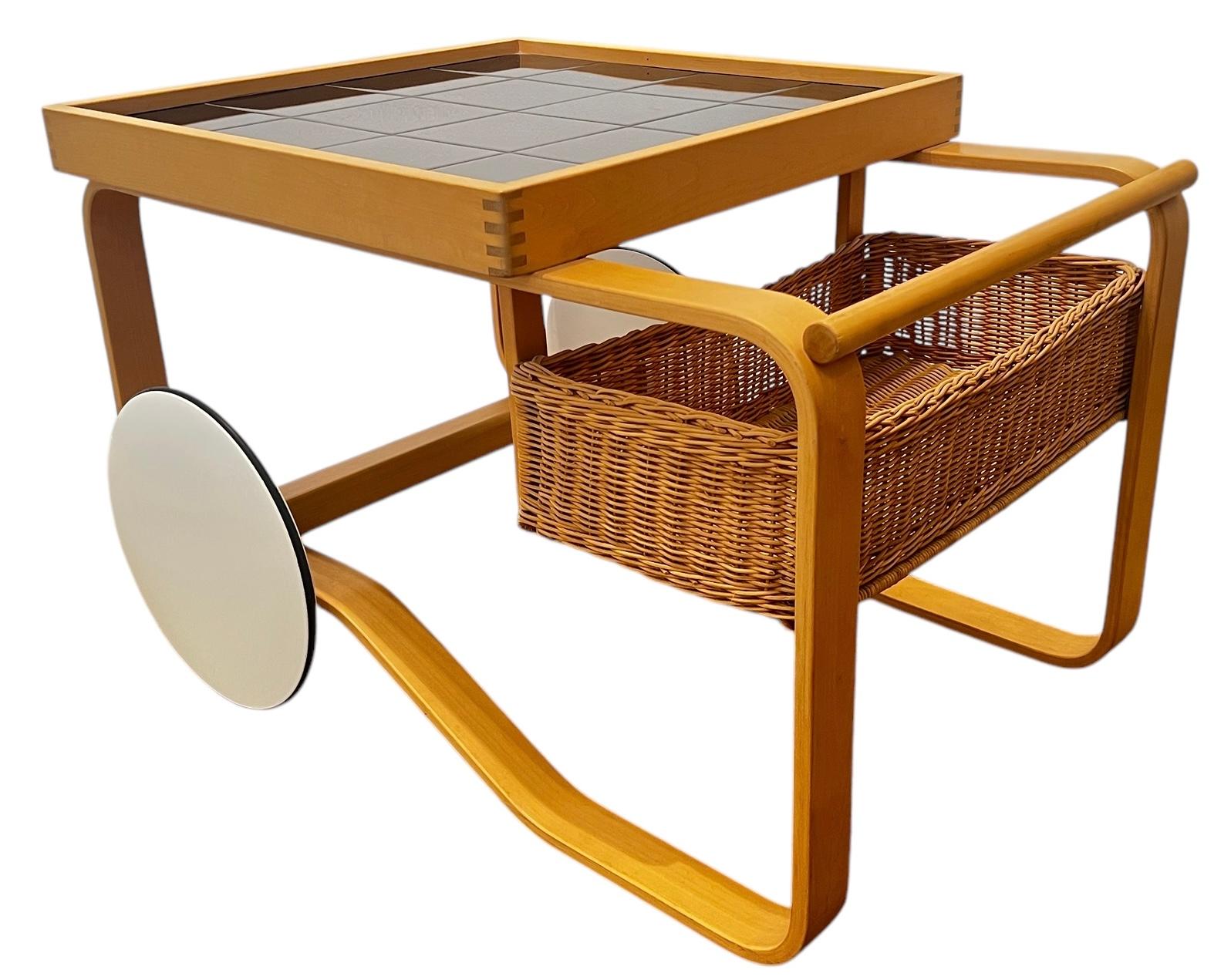 20ième siècle Chariot à thé 900 d'Alvar Aalto+Aalto pour les carreaux noirs d'Artek en vente