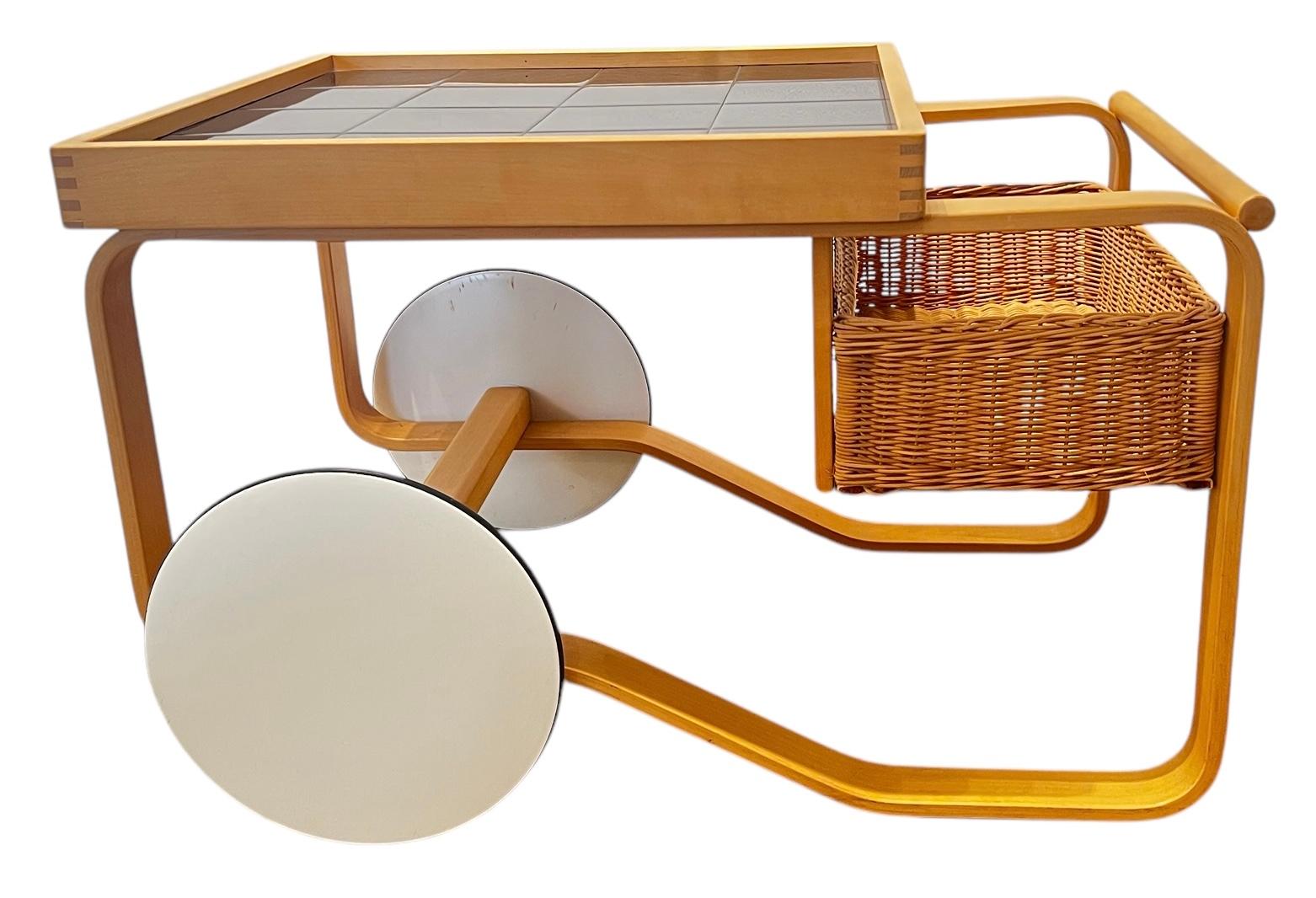 Céramique Chariot à thé 900 d'Alvar Aalto+Aalto pour les carreaux noirs d'Artek en vente