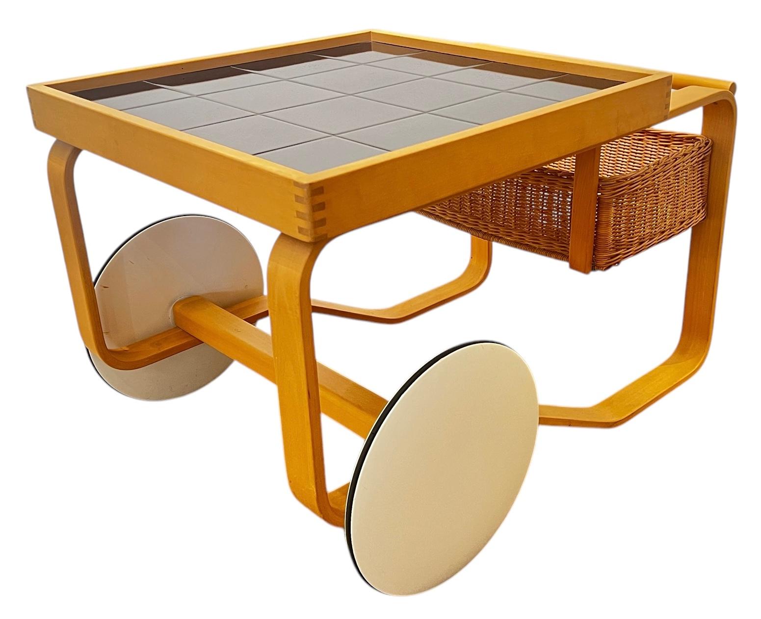 Chariot à thé 900 d'Alvar Aalto+Aalto pour les carreaux noirs d'Artek en vente 1