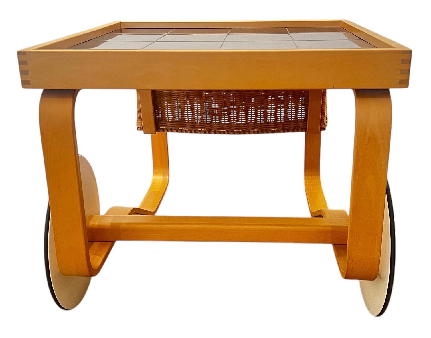Chariot à thé 900 d'Alvar Aalto+Aalto pour les carreaux noirs d'Artek en vente 2