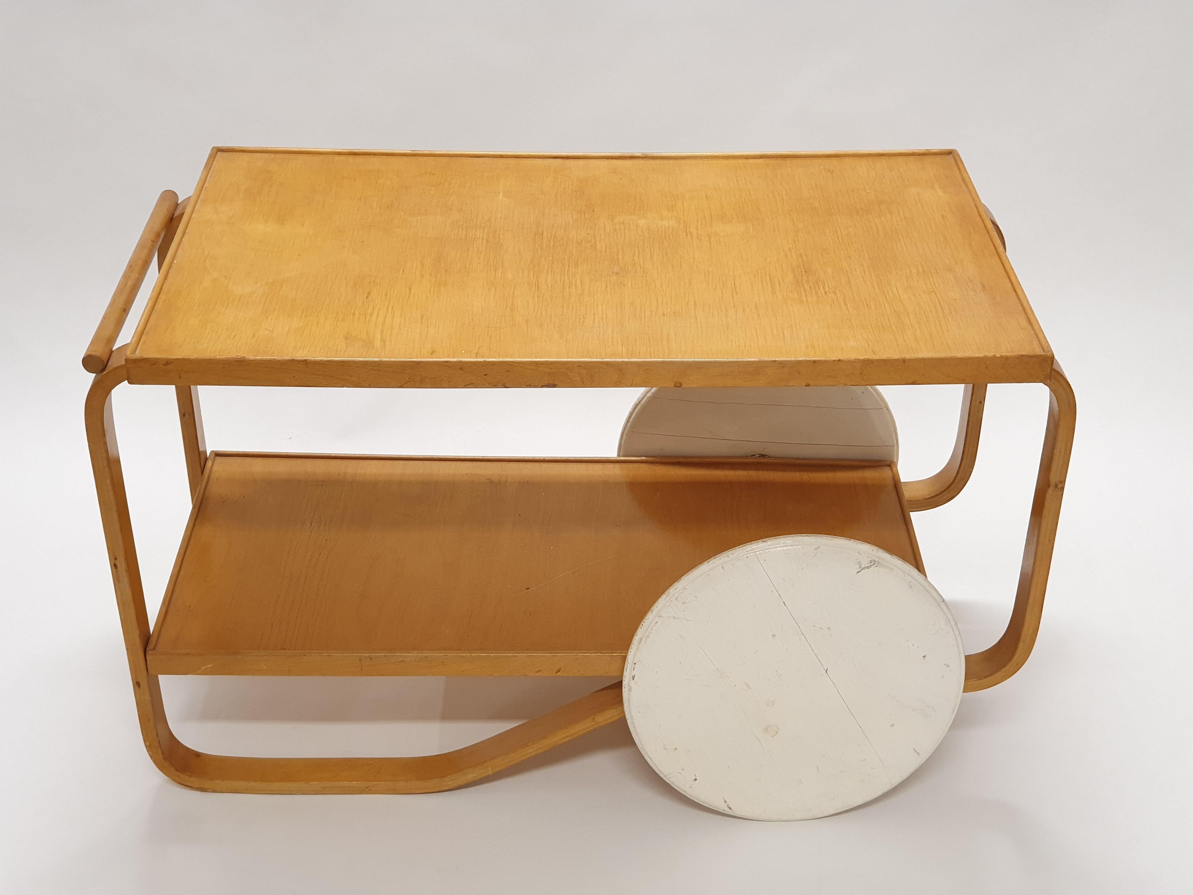 Artek tea cart 901, designed by Alvar Aalto and manufactured by O.Y. Huonekalu- ja Rakennustyötehdas A.B. This trolley is from 1940s. In very good condition for its age, and a wonderful patina. This piece was produced during Finland's period of