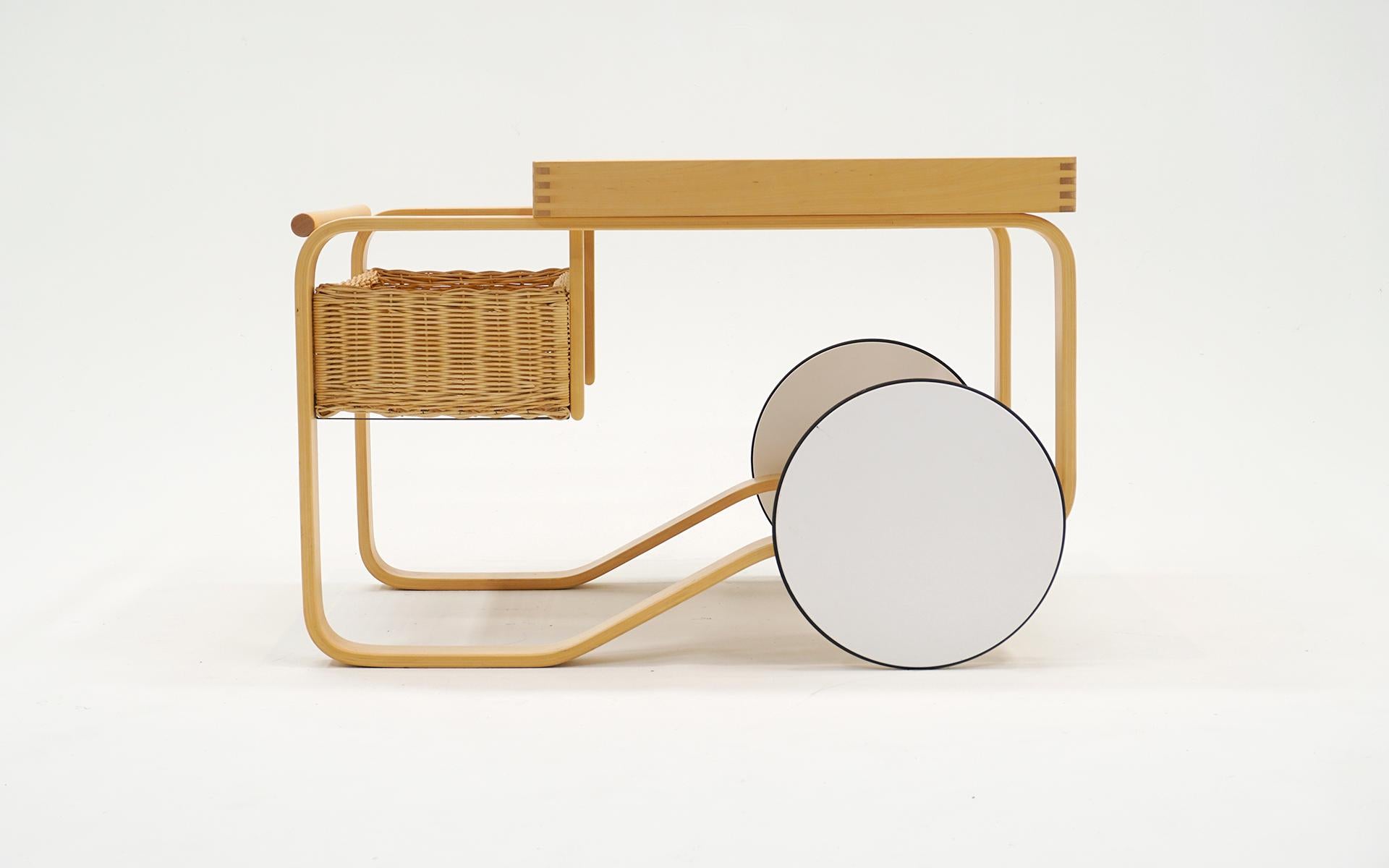 L'iconique chariot à thé 900 d'Alvar Aalto produit par Artek.  Cet exemplaire est en très bon état et présente peu de signes d'utilisation.  Cadre en bois de bouleau et panier en rotin.  Un superbe design du milieu du siècle.  Fonctionne