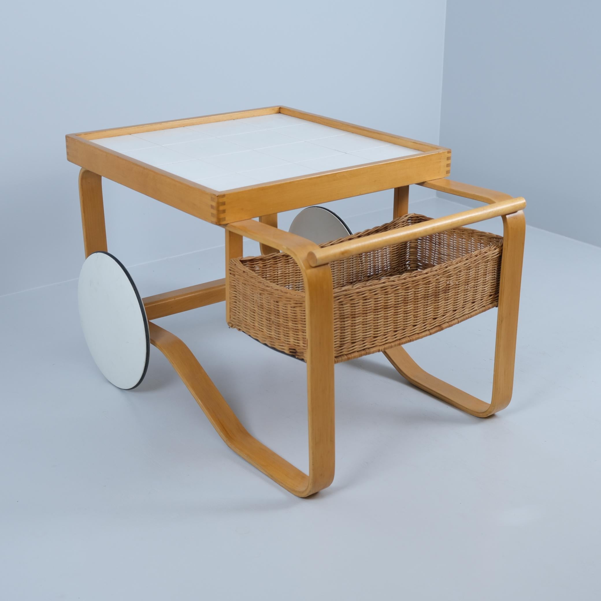 Alvar Aalto Teewagen Modell 900, weiße Kacheln, Birke und Rattan, Artek 1960er Jahre im Angebot 2