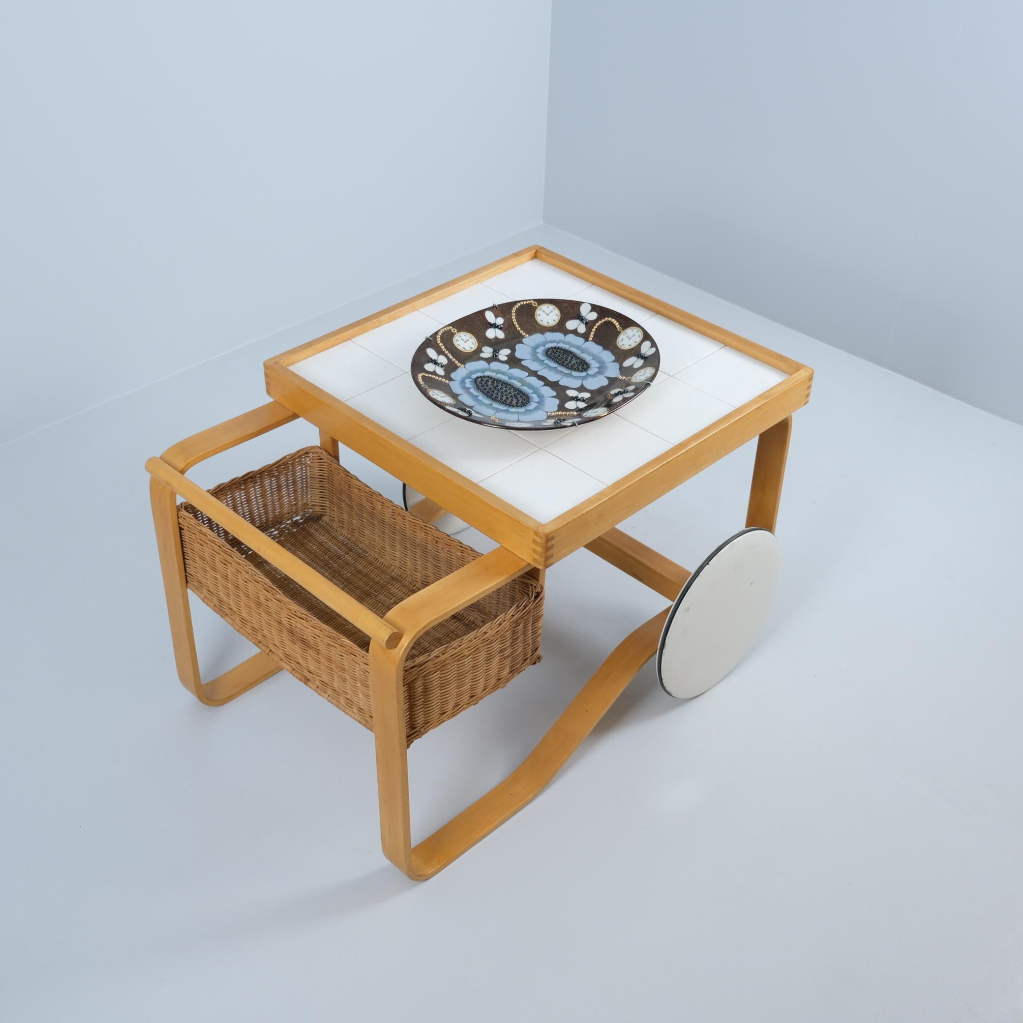 Alvar Aalto Teewagen Modell 900, weiße Kacheln, Birke und Rattan, Artek 1960er Jahre im Angebot 4
