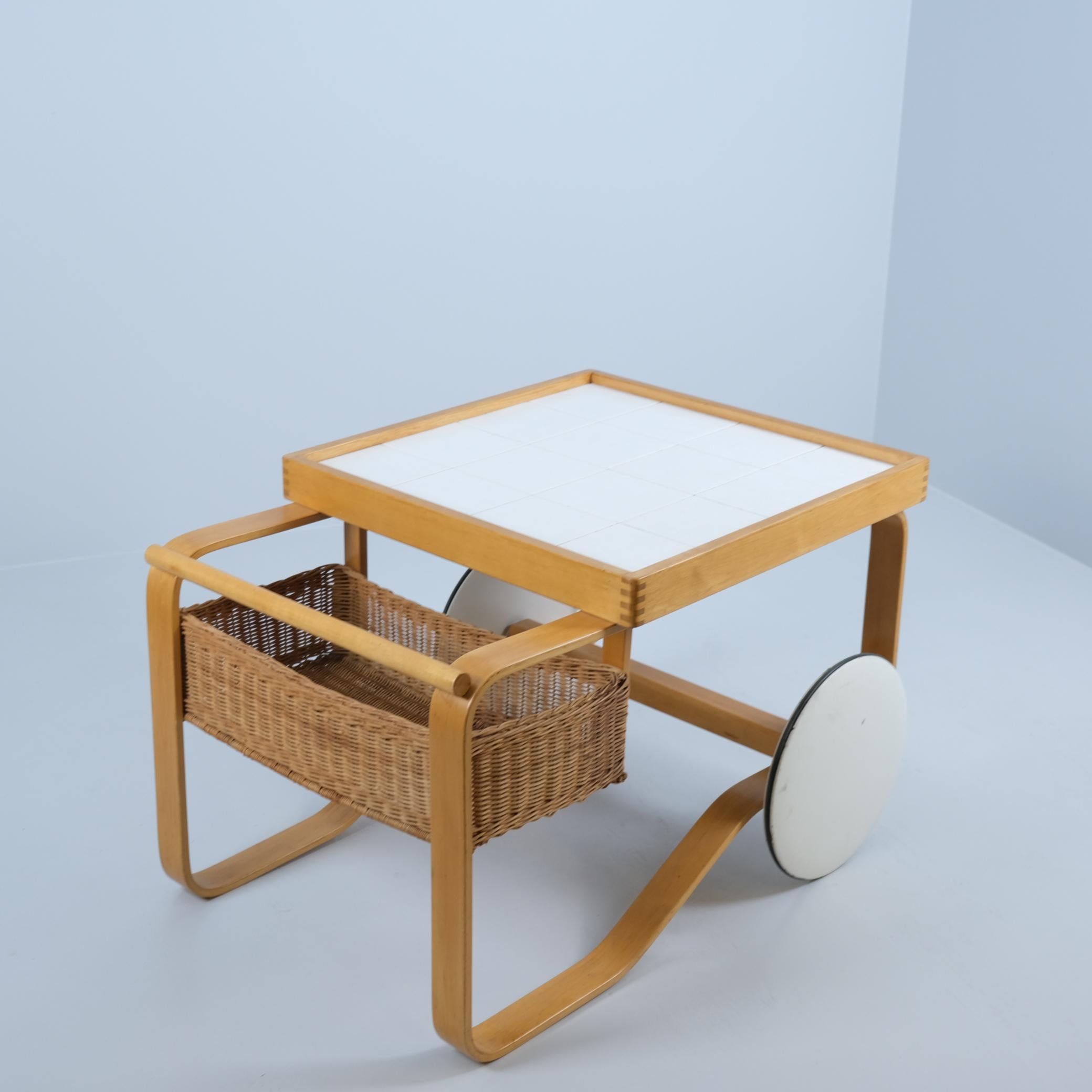 Alvar Aalto Teewagen Modell 900, weiße Kacheln, Birke und Rattan, Artek 1960er Jahre (Skandinavische Moderne) im Angebot