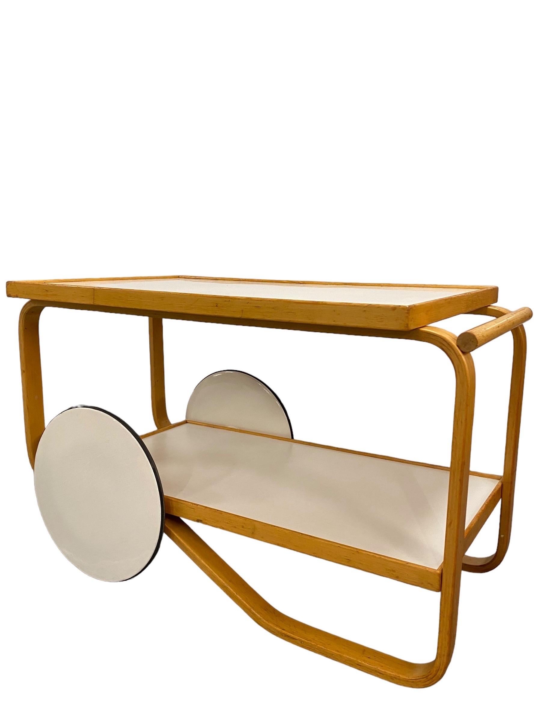 Alvar Aalto a présenté pour la première fois ce modèle de chariot 901 dans les années 1930. C'est la plus simple de ses séries de chariots. Cette pièce s'inspire de la culture britannique du tee ainsi que des œuvres japonaises en bois. Ce chariot à