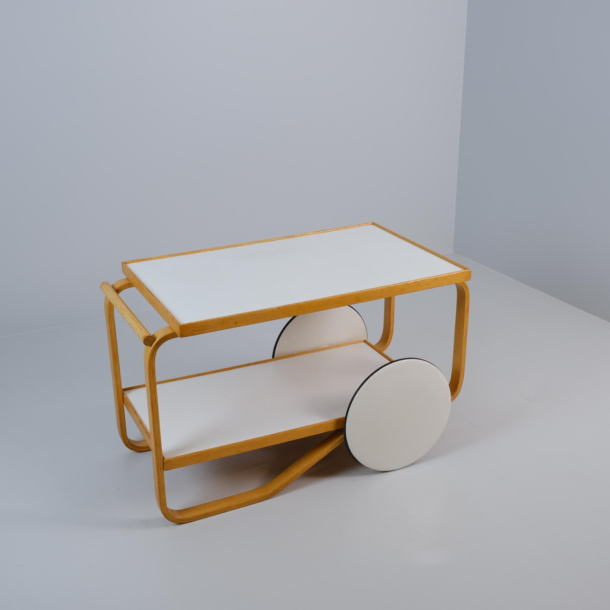 Alvar Aalto presentó por primera vez este carro modelo 901 en la década de 1930. Es el más sencillo de su serie de carros. En esta pieza son evidentes las inspiraciones de la cultura británica del tee, así como de los trabajos en madera japoneses.