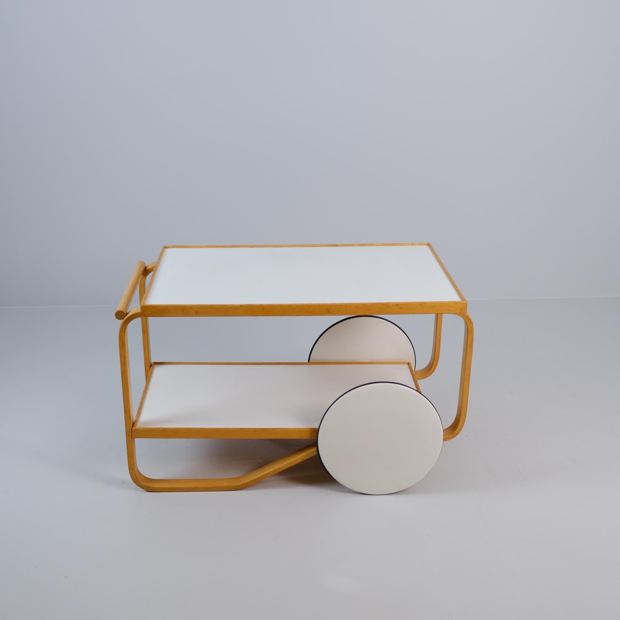 Carrito de té Alvar Aalto Modelo 901 en blanco y abedul para Artek, años 60 Moderno de mediados de siglo en venta