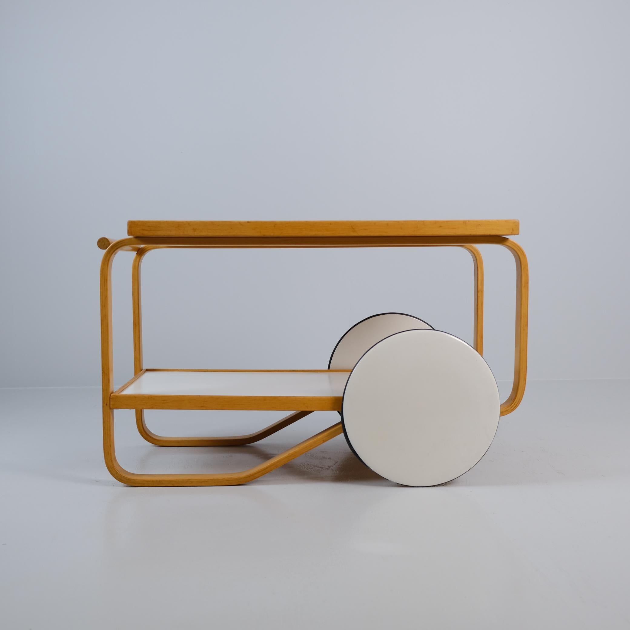 Carrito de té Alvar Aalto Modelo 901 en blanco y abedul para Artek, años 60 Finlandés en venta