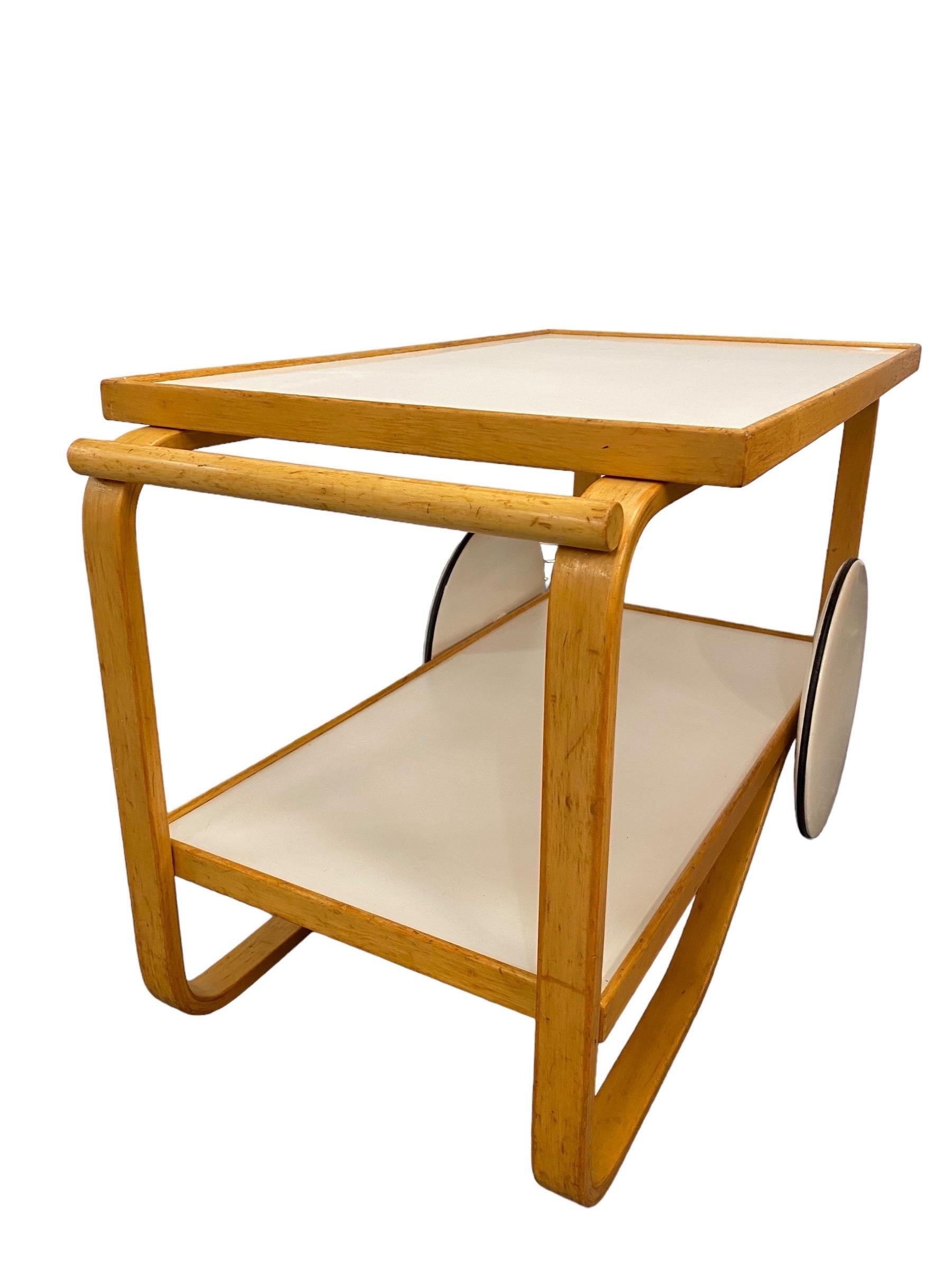 Chariot de thé Alvar Aalto modèle 901 en blanc et bouleau pour Artek, années 1960 Bon état - En vente à Helsinki, FI